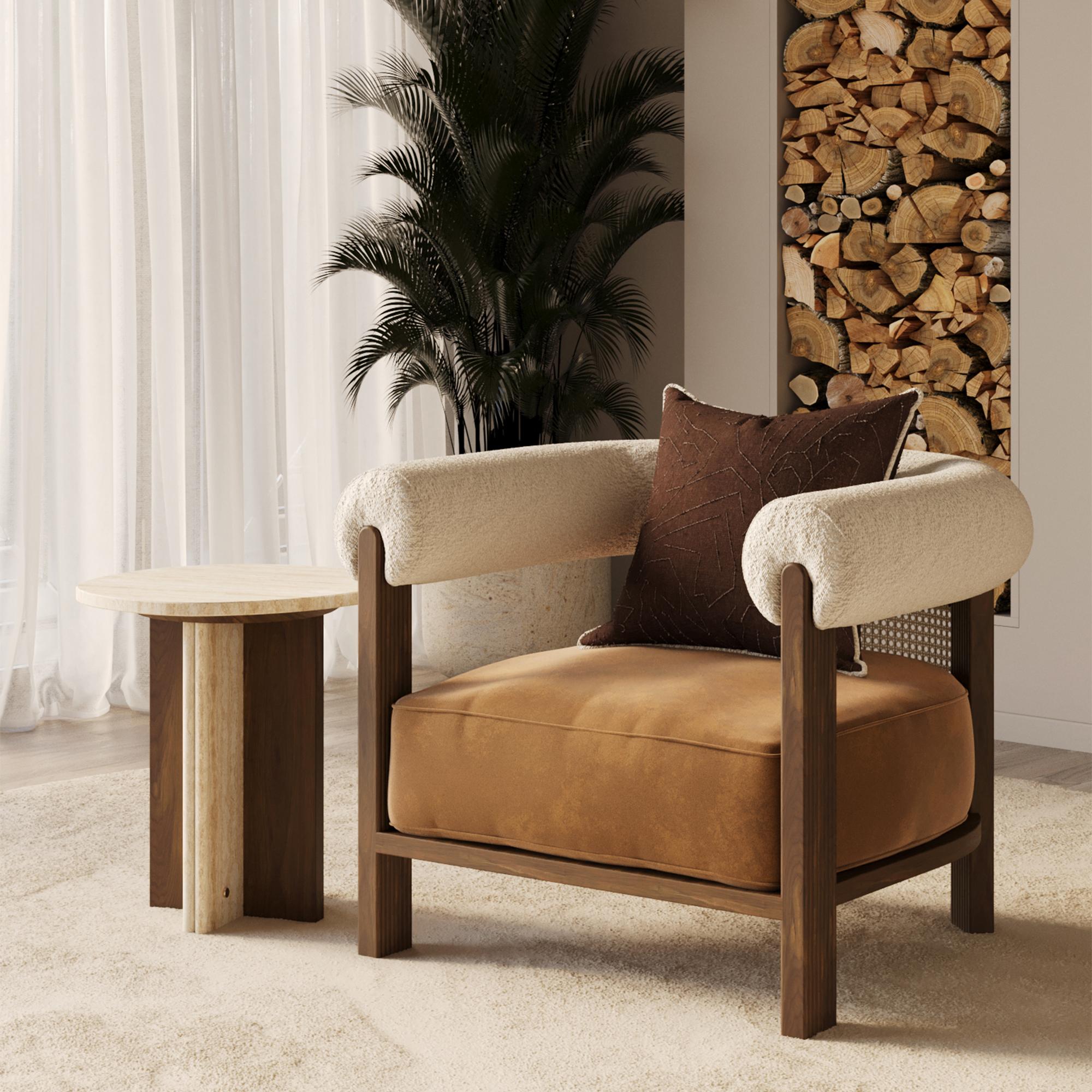 La table d'appoint Isa est une pièce sculpturale qui harmonise des textures contrastées avec une élégance contemporaine. Cette table au design réfléchi est dotée d'un plateau rond en travertin, apportant une touche douce et organique à la