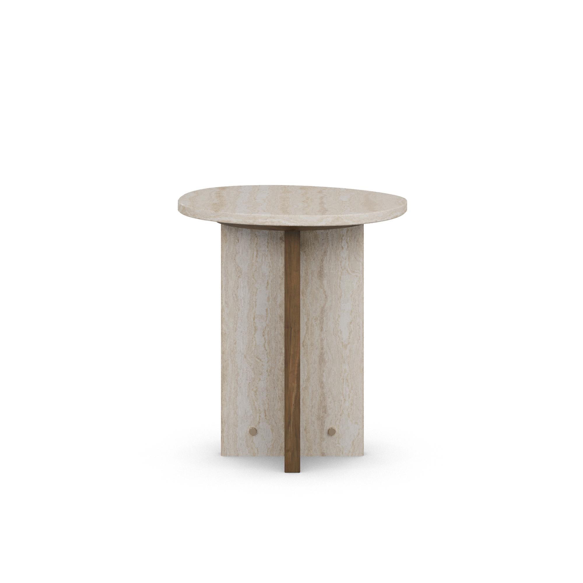 Moderne Table d'appoint Isa faite main en Wood et accents en laiton poli par Nolita Harbour en vente