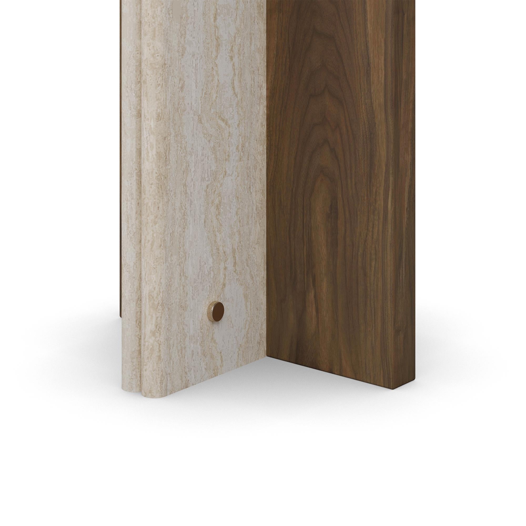 Fait main Table d'appoint Isa faite main en Wood et accents en laiton poli par Nolita Harbour en vente