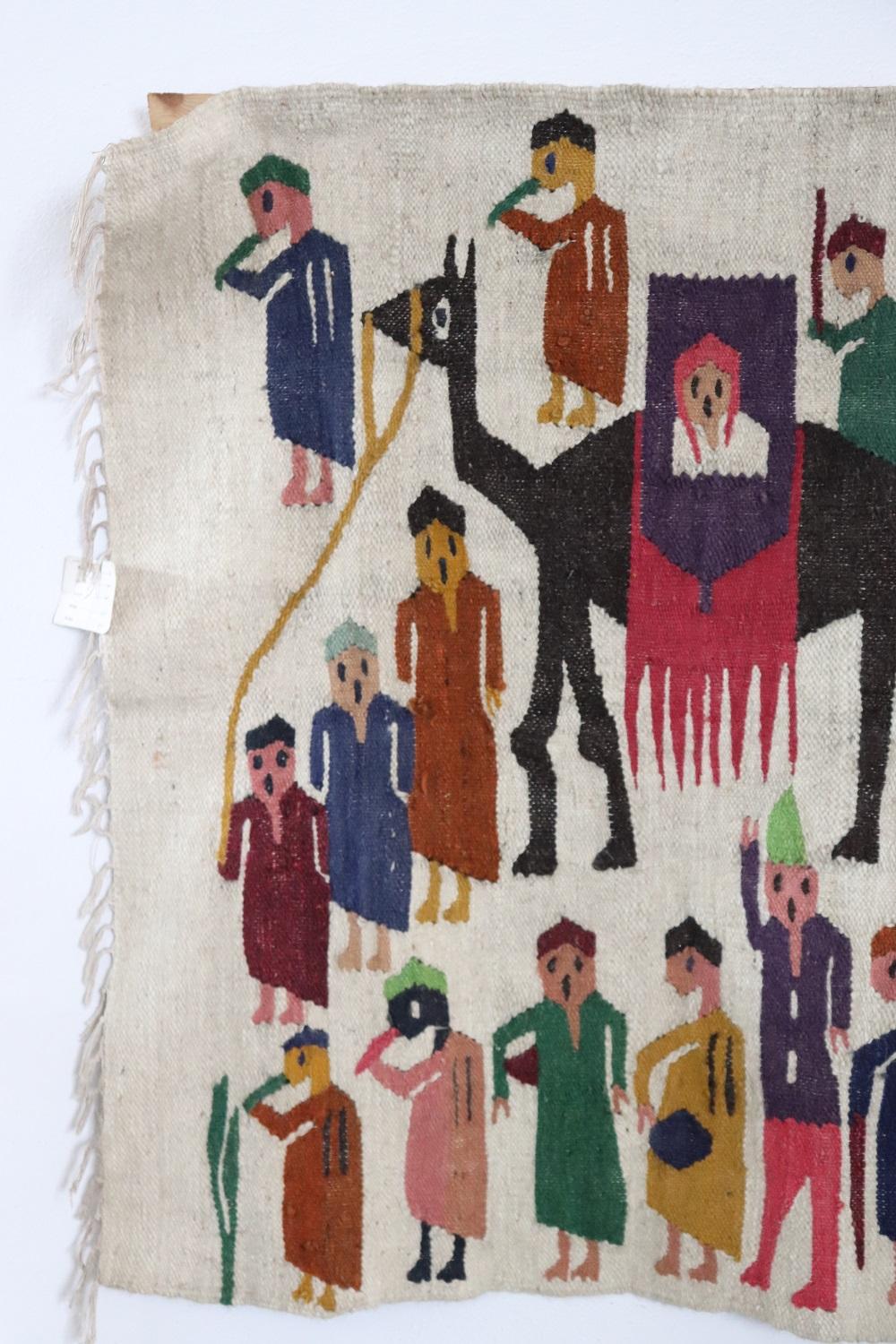 Schönes 20. Jahrhundert (ca. 1930er Jahre)  Israelischer Wandteppich, handgefertigt aus Wolle. Dieser Wandteppich zeichnet sich durch eine schöne judaistische Purim-Szene aus. Wir sehen, wie sich das Volk auf die Reise vorbereitet und die