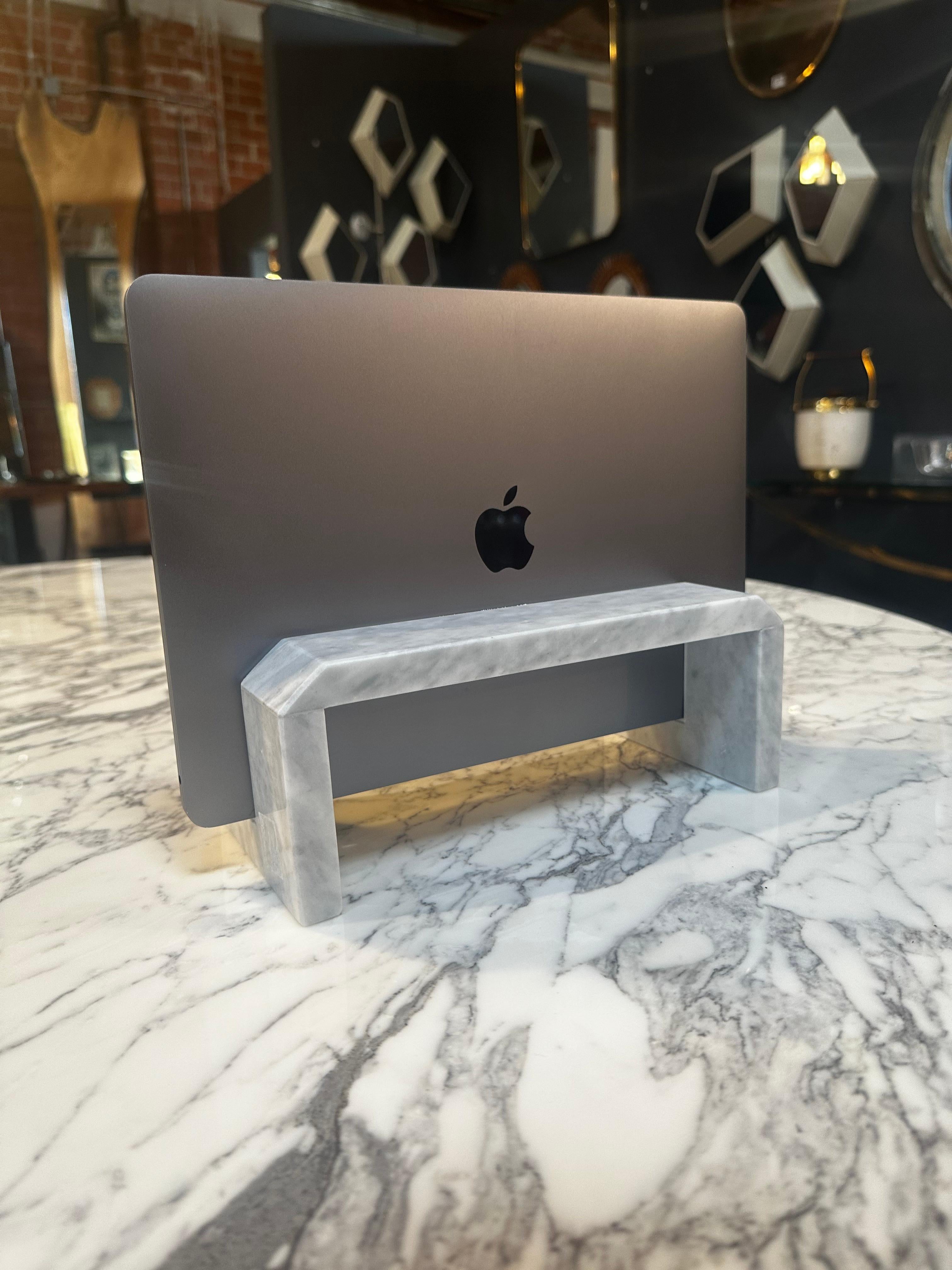 La pierre de lave Règo est un petit bijou qui ajoute une nouvelle expérience à l'utilisation d'un ordinateur portable combiné à un écran externe, idéal pour économiser de l'espace et créer un environnement propre et ordonné sur le bureau. Ce support
