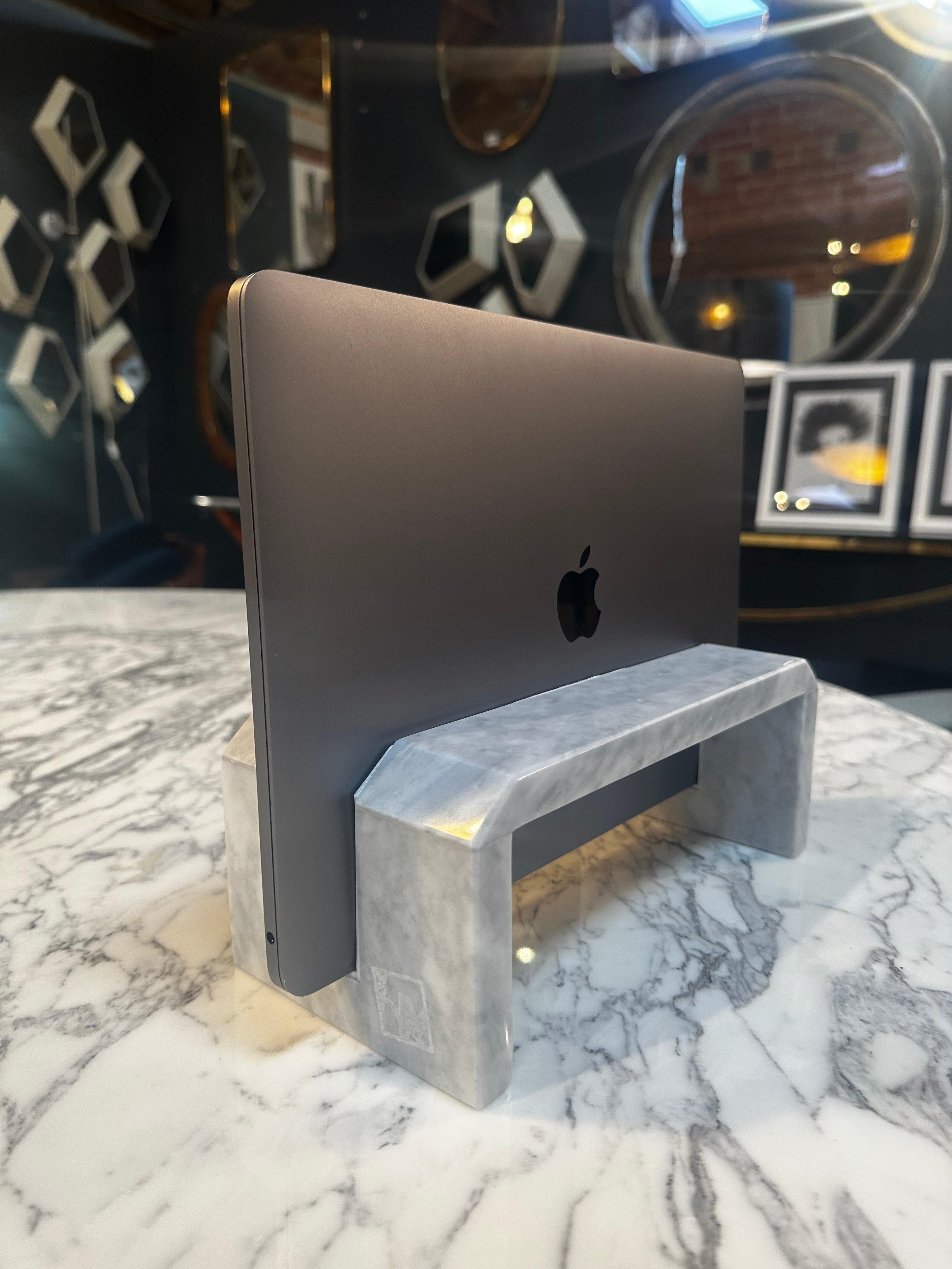 Handmade Italia Carrara Marble Rego Laptop Holder 2023 For Sale 3