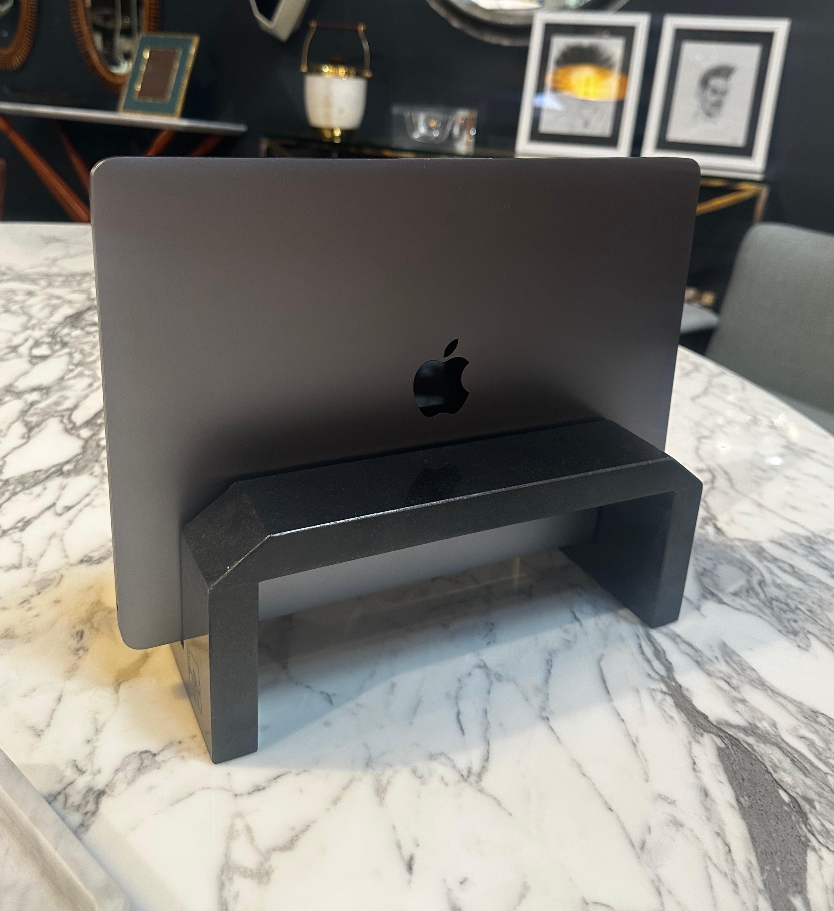 Lava stone Règo is a little jewel that adds a new experience when using a notebook combined with an external display, ideal for saving space and creating a clean and tidy environment on the desk. This vertical stand is a fine and robust accessory,