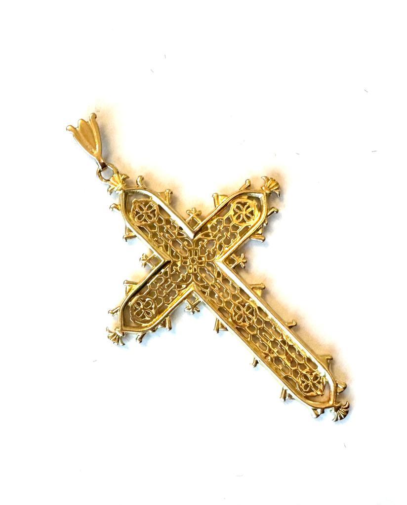 Le pendentif croix byzantine en or 18 carats est d'une beauté époustouflante et d'un style artisanal byzantin unique. Modèle de grand impact et de grande signification, ce pendentif est en excellent état, a été très peu porté et ne présente aucune
