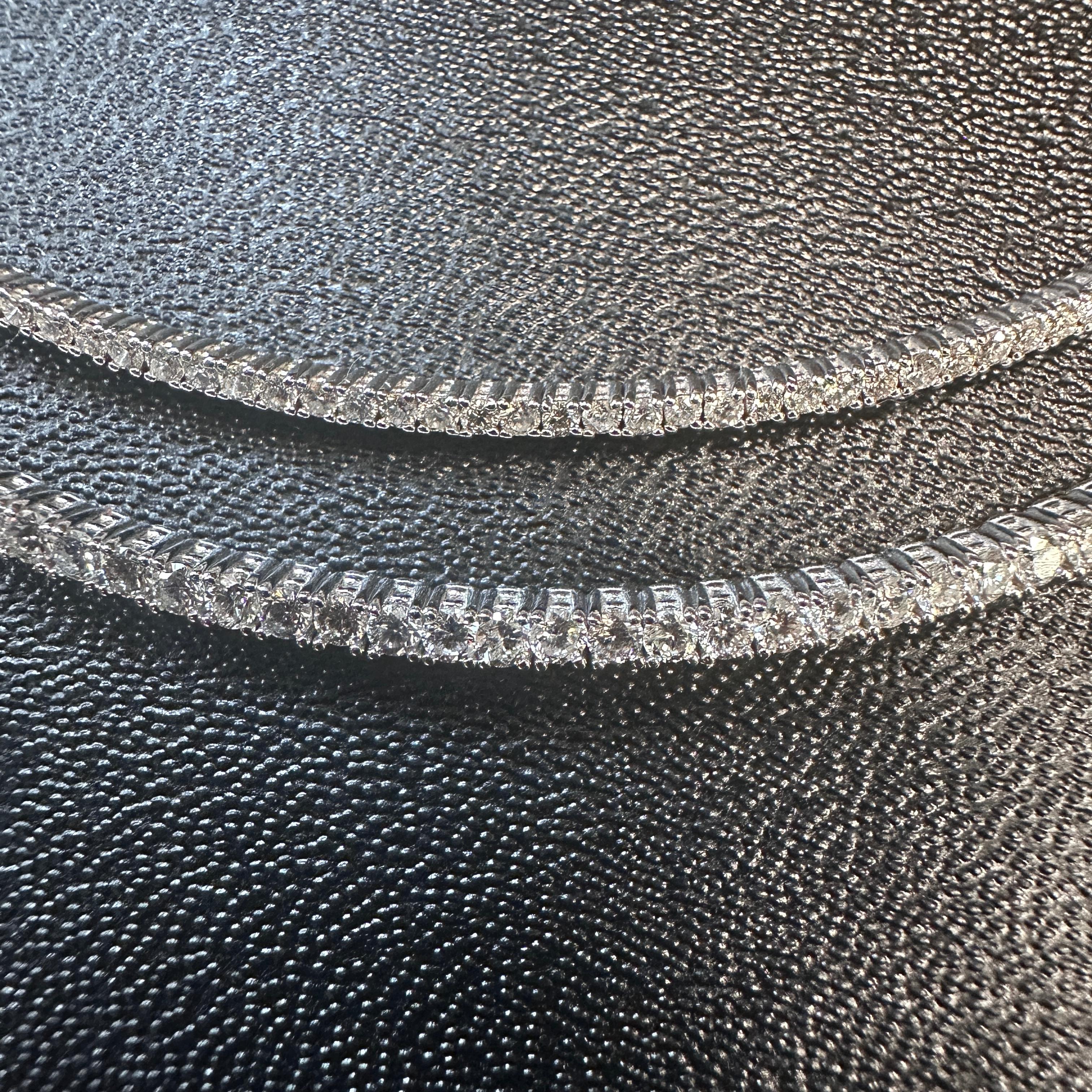 Taglio rotondo Girocollo con diamante italiano fatto a mano in oro bianco 14K, 2,01 carati in vendita