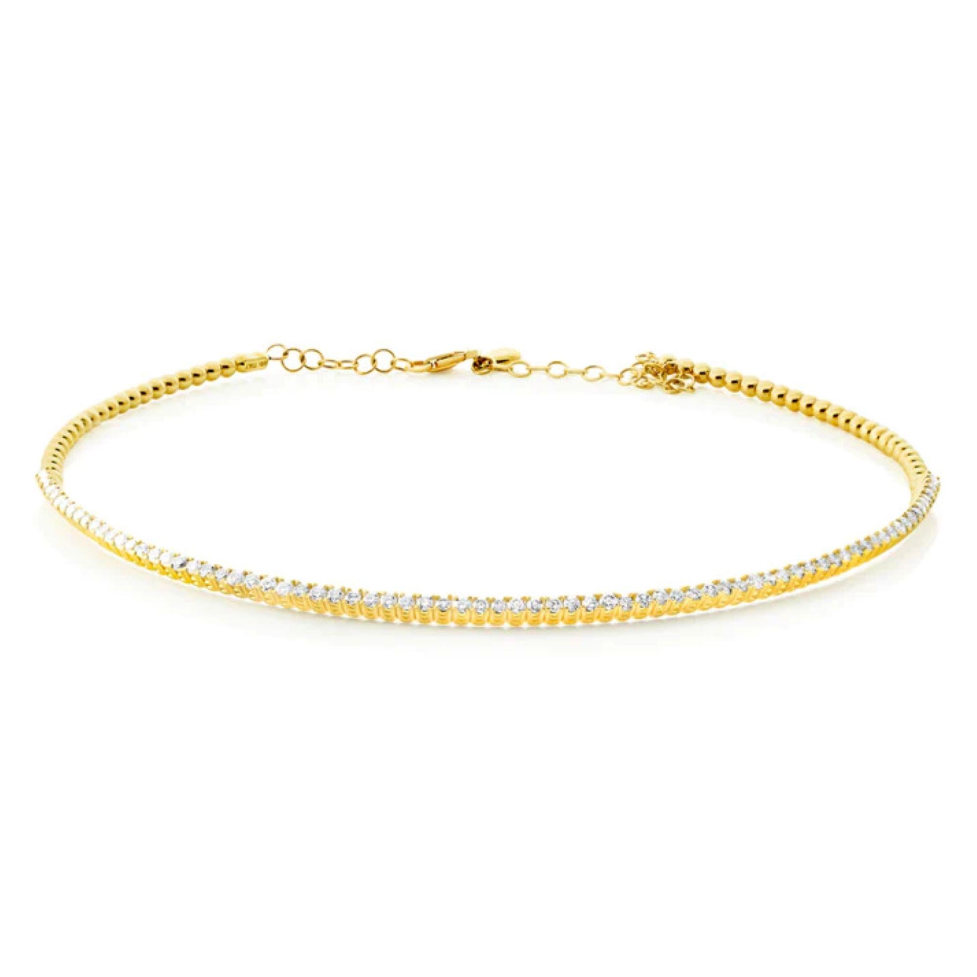 Grazioso, senza tempo e realizzato a mano in Italia, questo squisito girocollo di diamanti è un'espressione moderna del lusso minimalista. Incastonato in un luminoso oro giallo 18 carati, presenta un totale di 3,02 carati di diamanti tondi brillanti