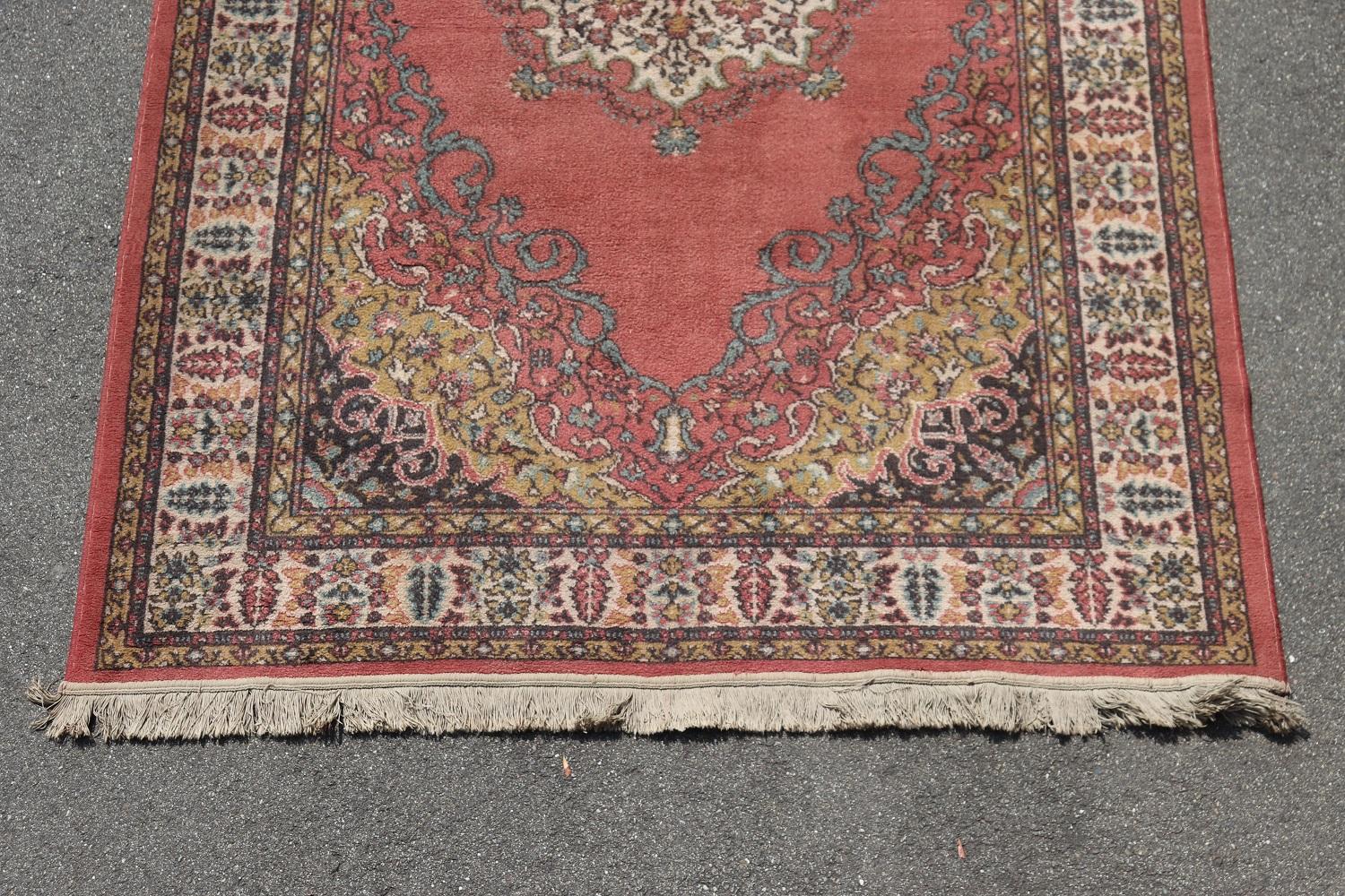 Beautiful 20th century ( 1980s circa)  kashmir rug handmade in wool, made in Italy. This fantastic rug it is in the main color pink with a motif of central medallions. Elaborate and rich decoration. Used conditions.
   