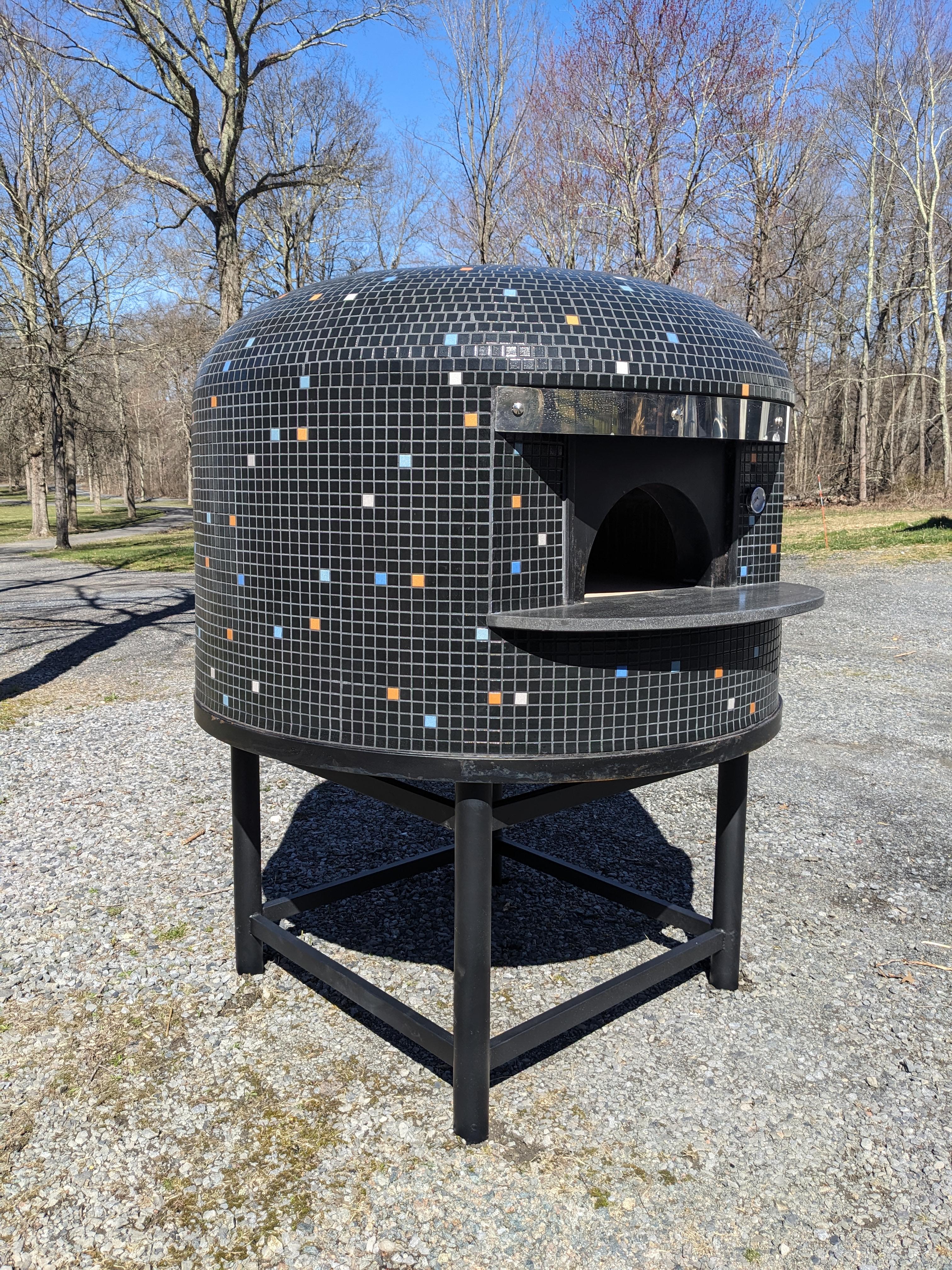 Auténtico horno de leña para pizzas al estilo napolitano, directamente desde Italia.

**RECIBIMOS MUCHAS PREGUNTAS SOBRE EL USO DE UN QUEMADOR DE GAS CON LOS HORNOS. NUESTROS HORNOS ESTÁN DISEÑADOS PARA SER UTILIZADOS SÓLO CON LEÑA. INCLUIMOS UN