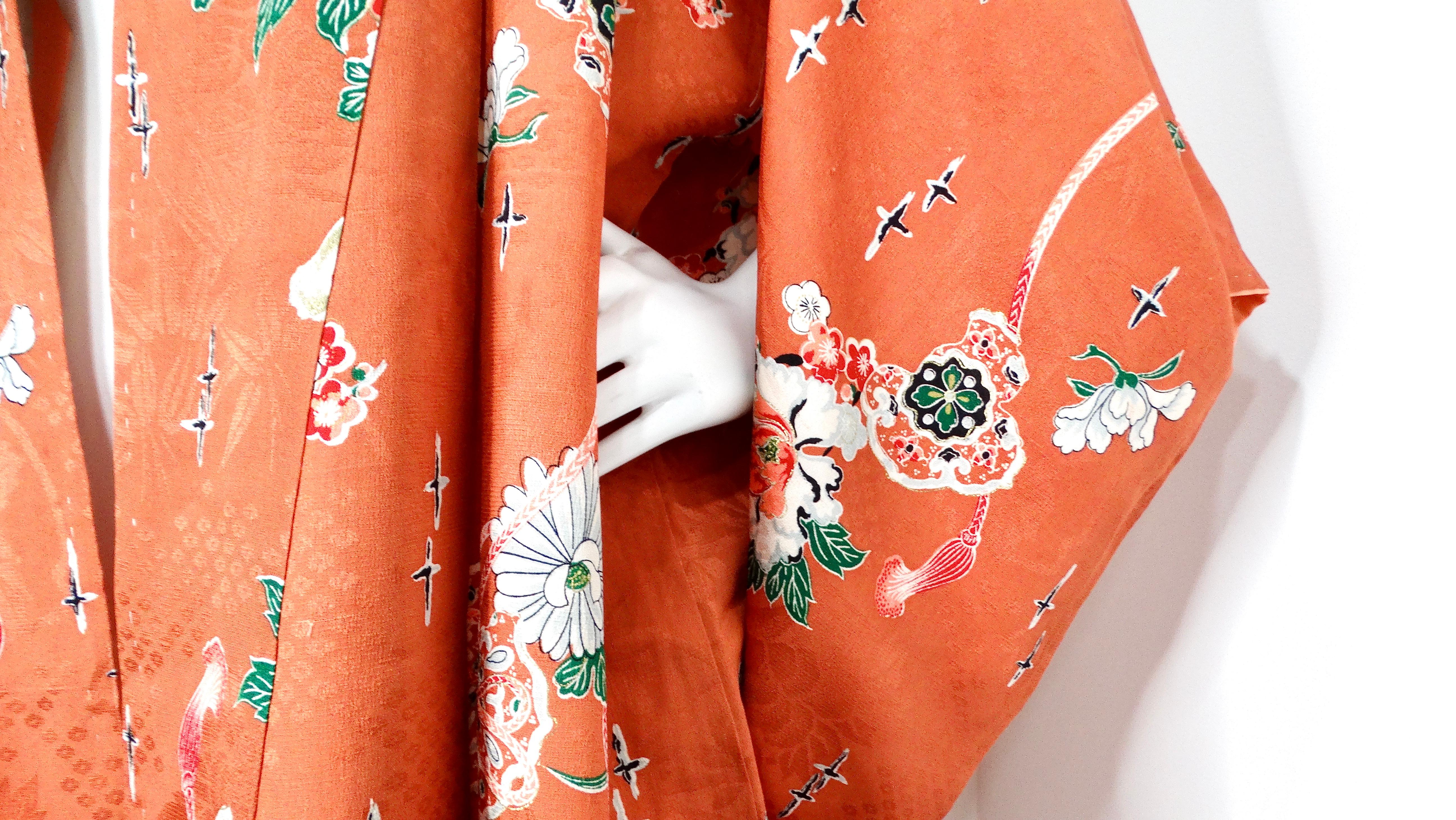 Kimono di seta con stampa floreale arancione bruciato fatto a mano, circa anni '50 In condizioni buone in vendita a Scottsdale, AZ