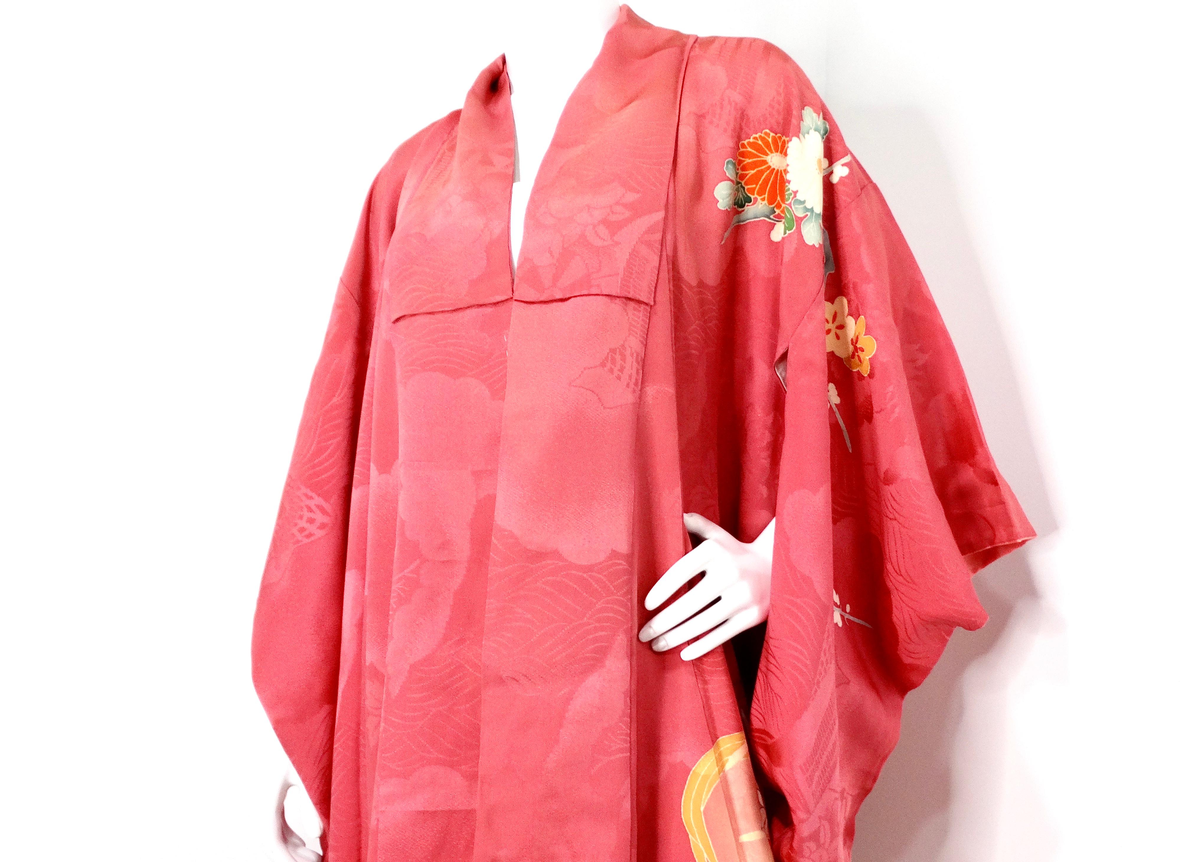 Handmade Japanese Coral Floral Print Silk Kimono circa 1950s In Good Condition For Sale In Scottsdale, AZ