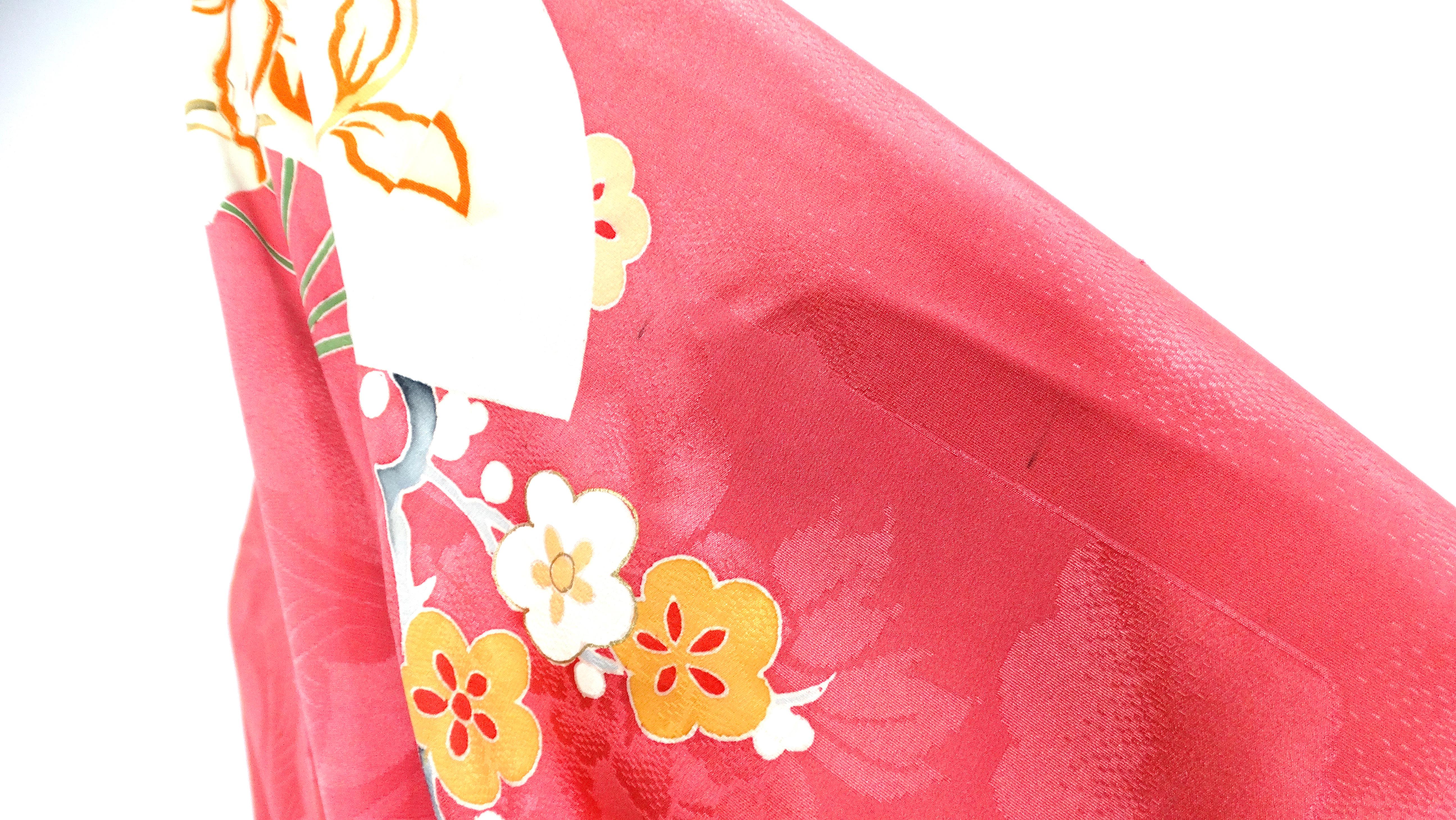 Handmade Japanese Coral Floral Print Silk Kimono circa 1950s For Sale 4