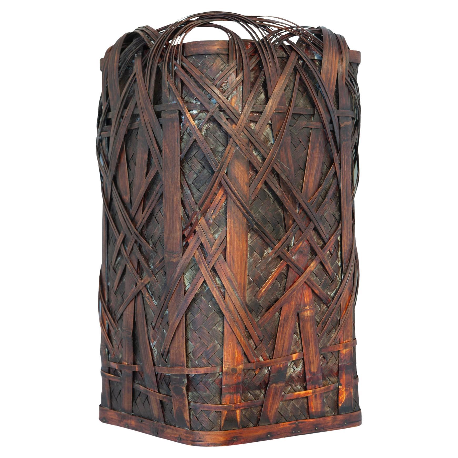 Panier de sol vintage japonais Ikebana. Le panier présente un design unique avec un fond tressé et du bambou de haute qualité avec une forme freestyle qui embellit le dessous du panier.
Convient pour tenir des parapluies, des fleurs ou des plantes.