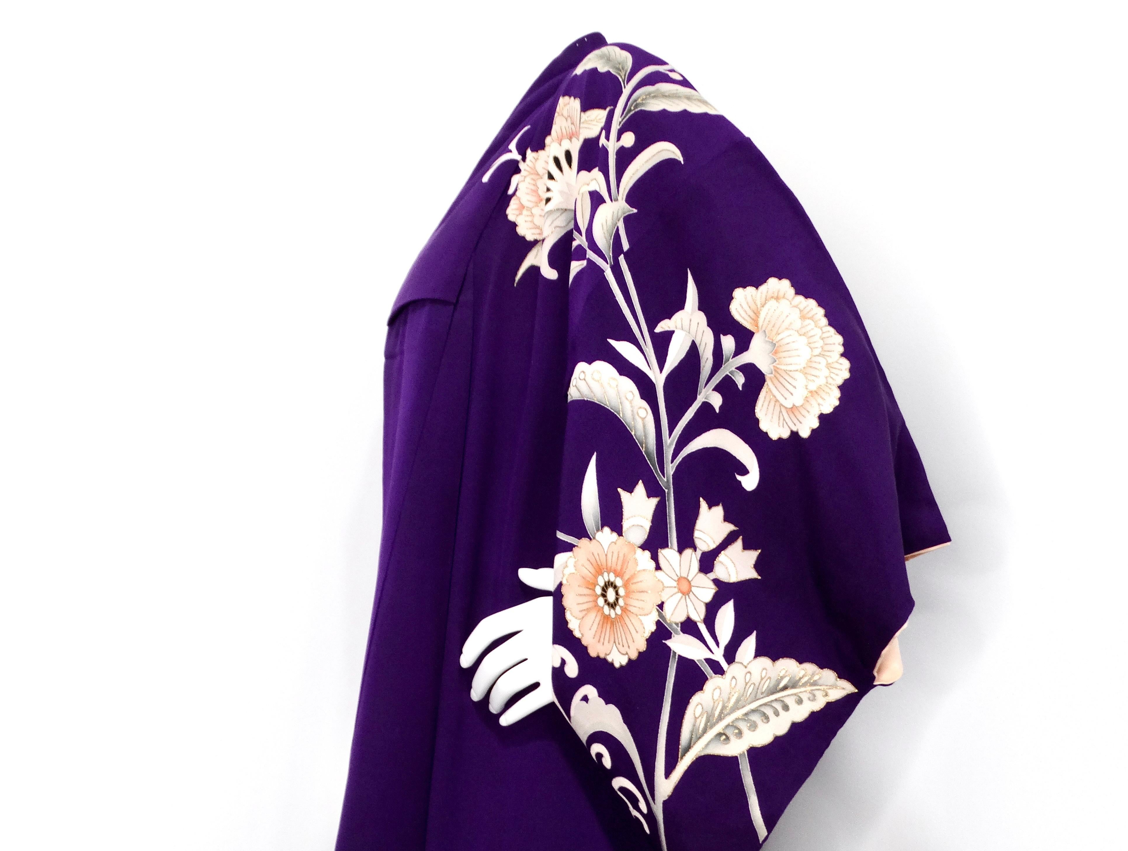 Handmade Japanese Purple Floral Print Silk Kimono circa 1950s For Sale 1