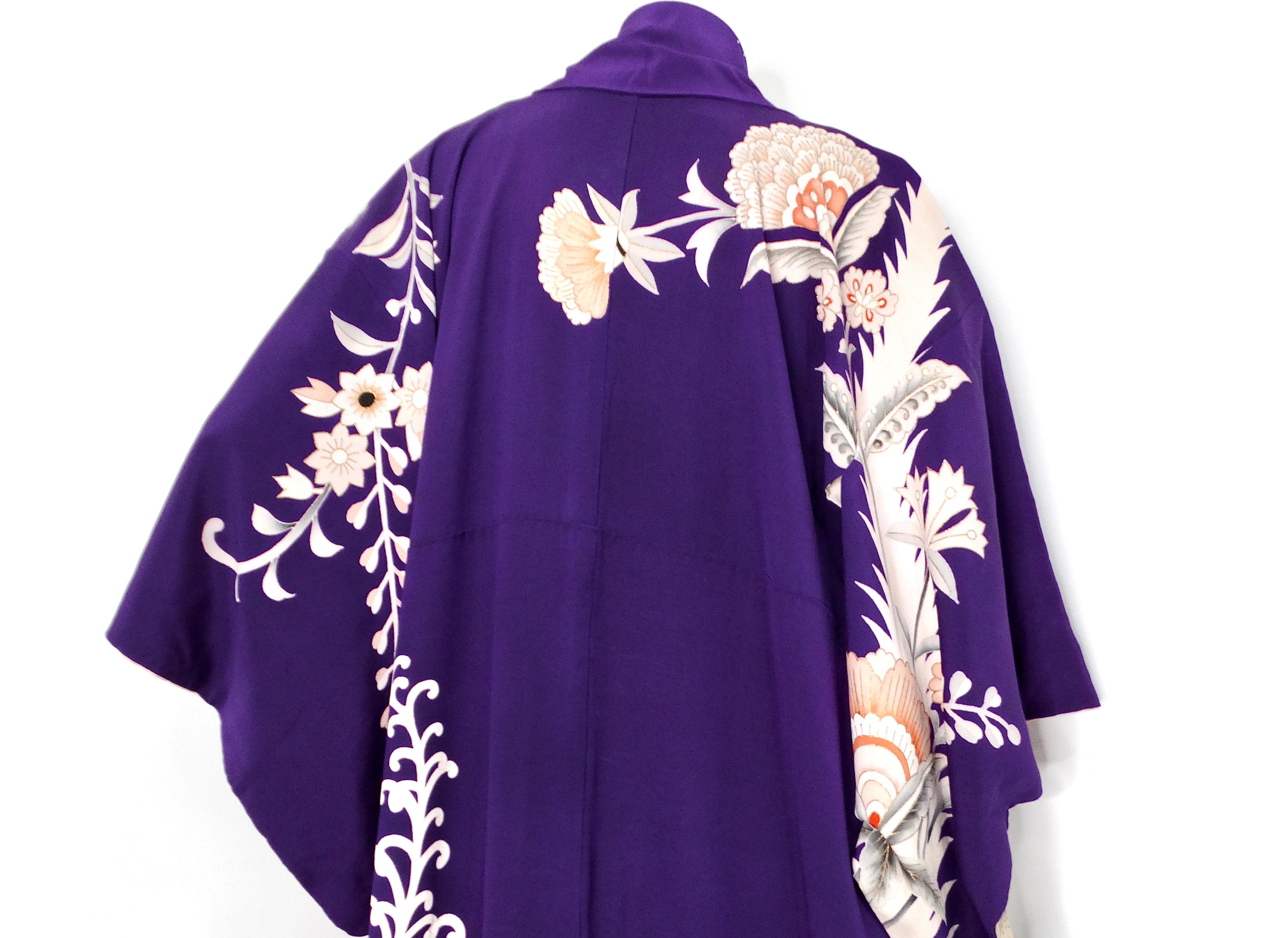 Handmade Japanese Purple Floral Print Silk Kimono circa 1950s For Sale 4