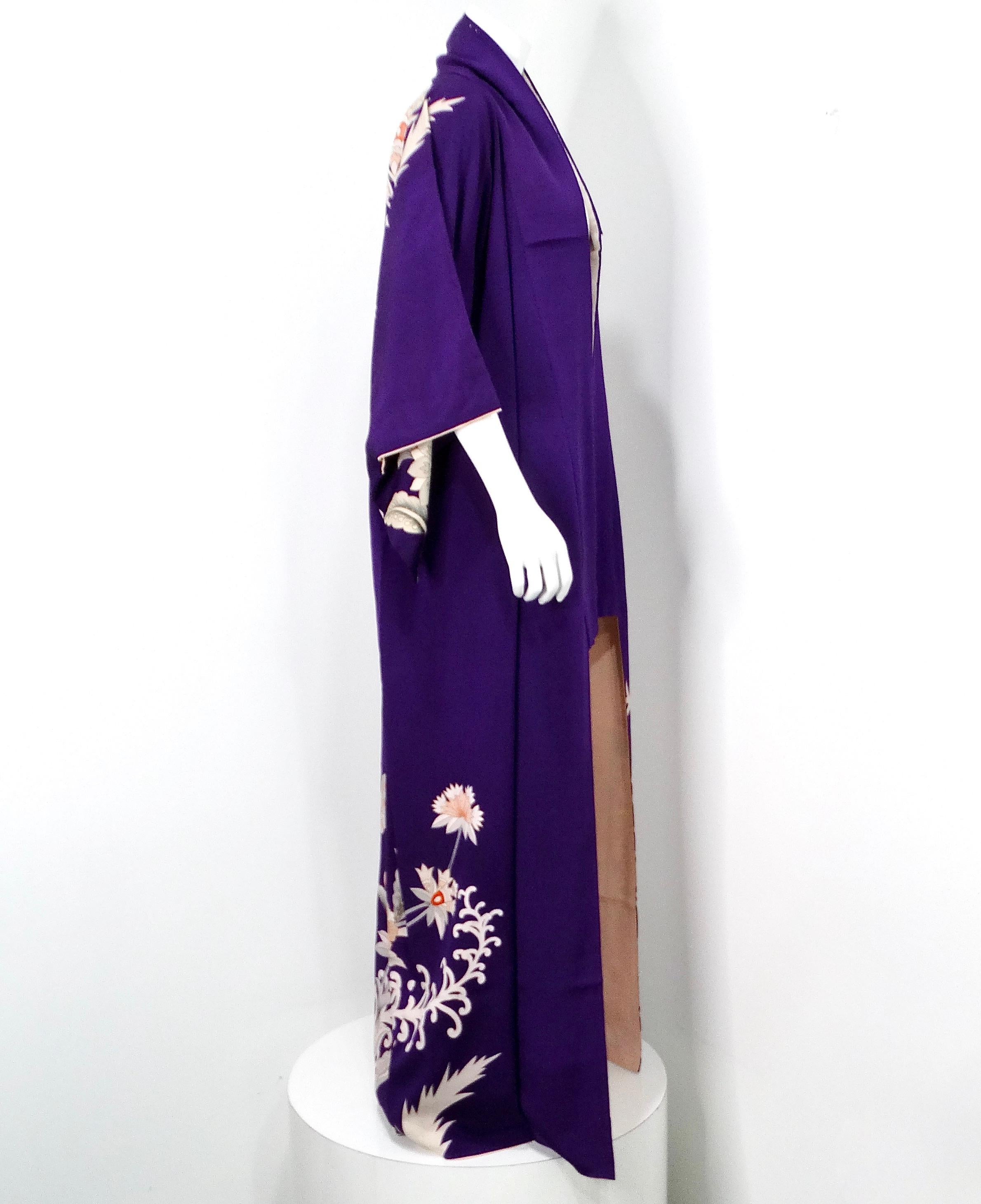 Handmade Japanese Purple Floral Print Silk Kimono circa 1950s For Sale 5