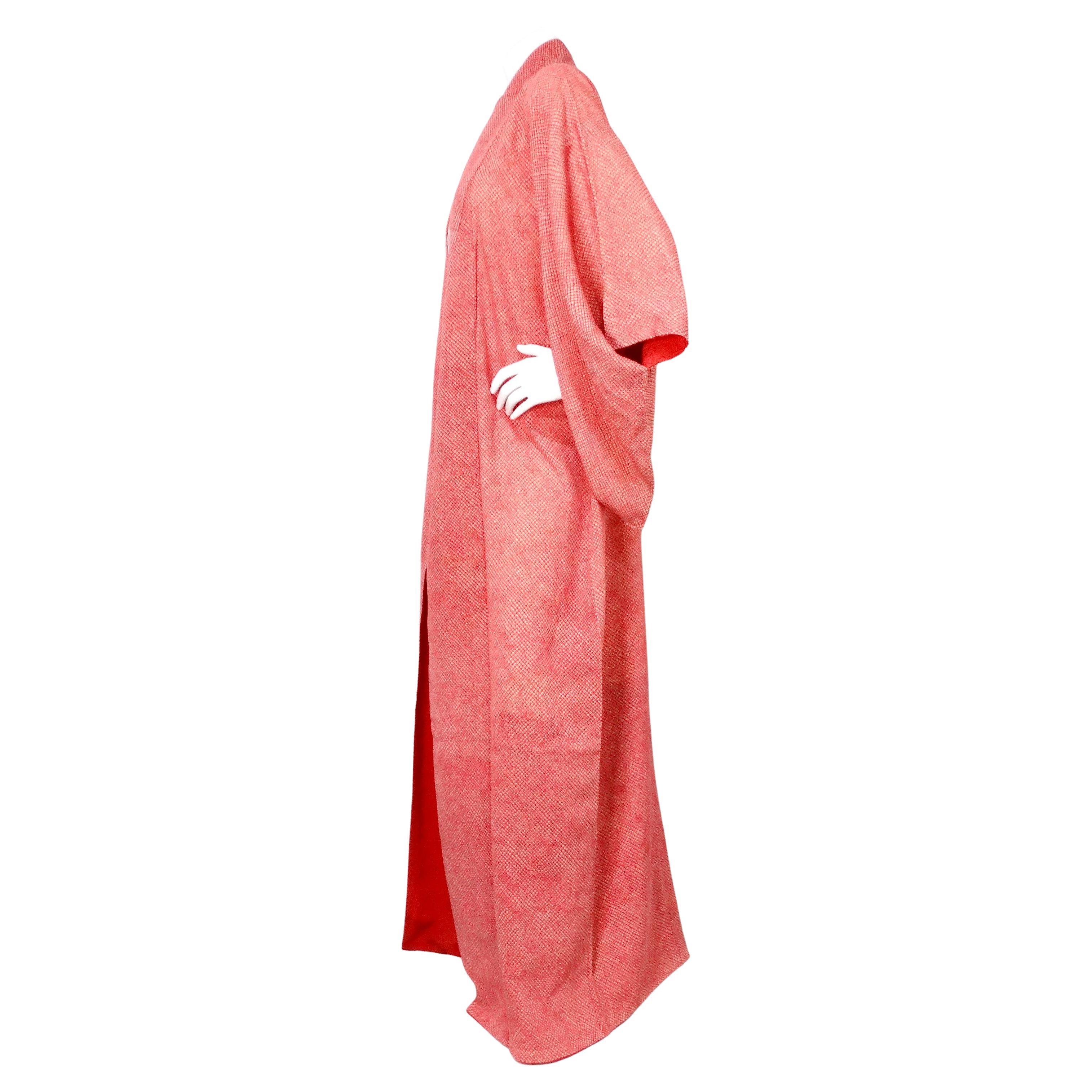La Chaqueta Kimono con Estampado de Seda Shibori Rosa Japonesa Hecha a Mano es una pieza impresionante que encarna la mezcla perfecta de artesanía tradicional japonesa y moda contemporánea. Confeccionado en lujosa seda, este kimono presenta
