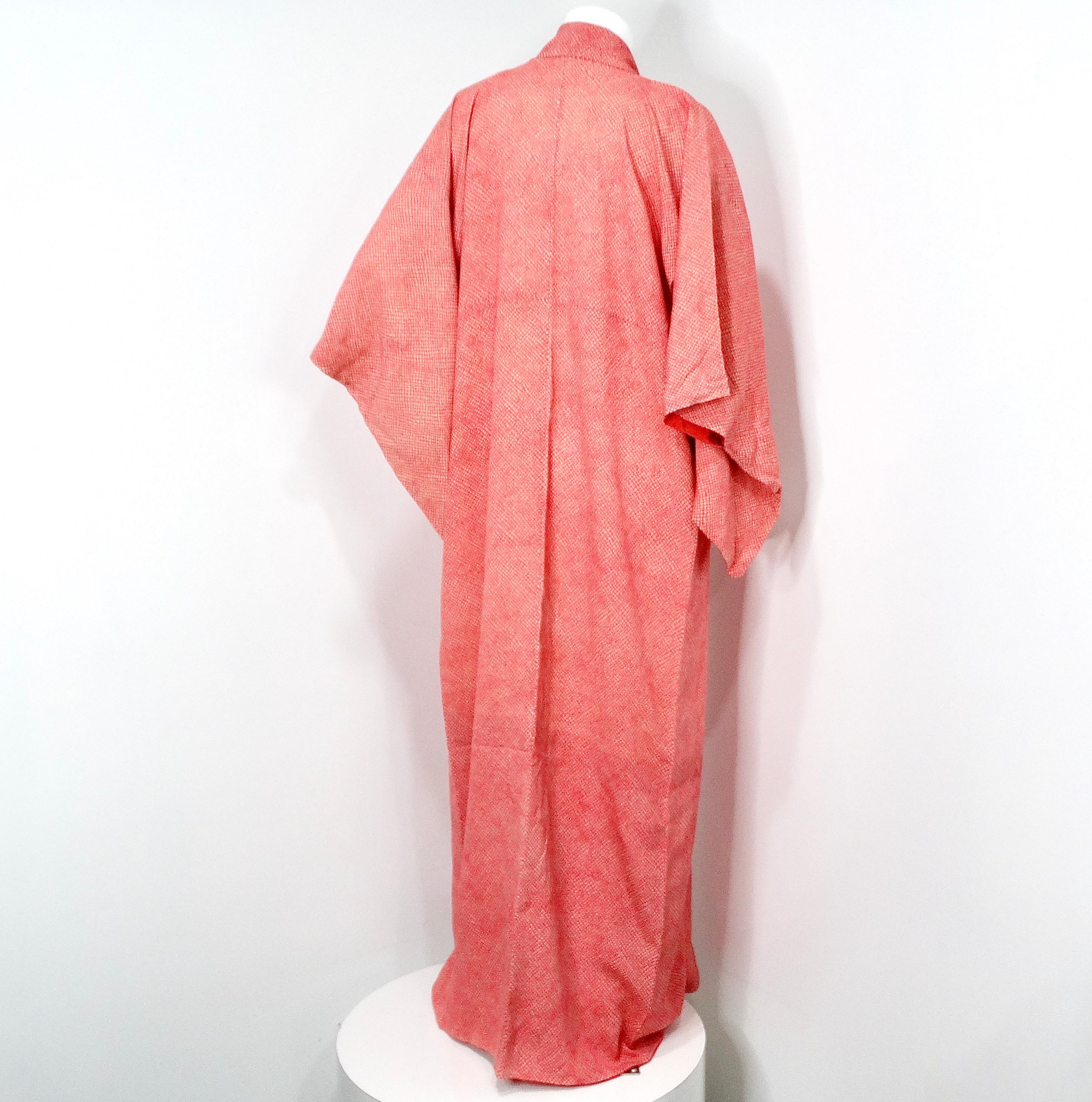 Kimono tradicional japonés hecho a mano con estampado shibori rosa circa años 50 en venta 2