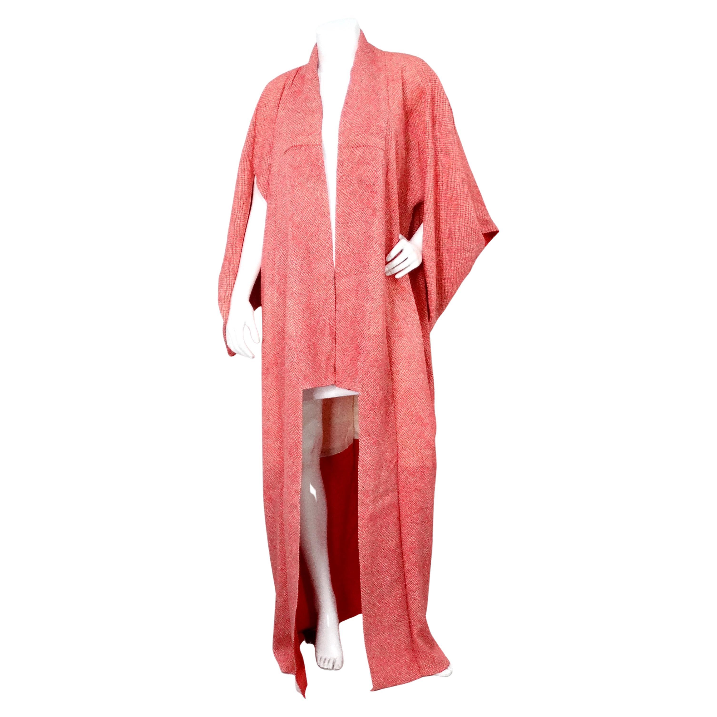 Kimono tradicional japonés hecho a mano con estampado shibori rosa circa años 50 en venta
