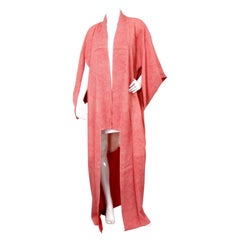 Kimono tradicional japonés hecho a mano con estampado shibori rosa circa años 50