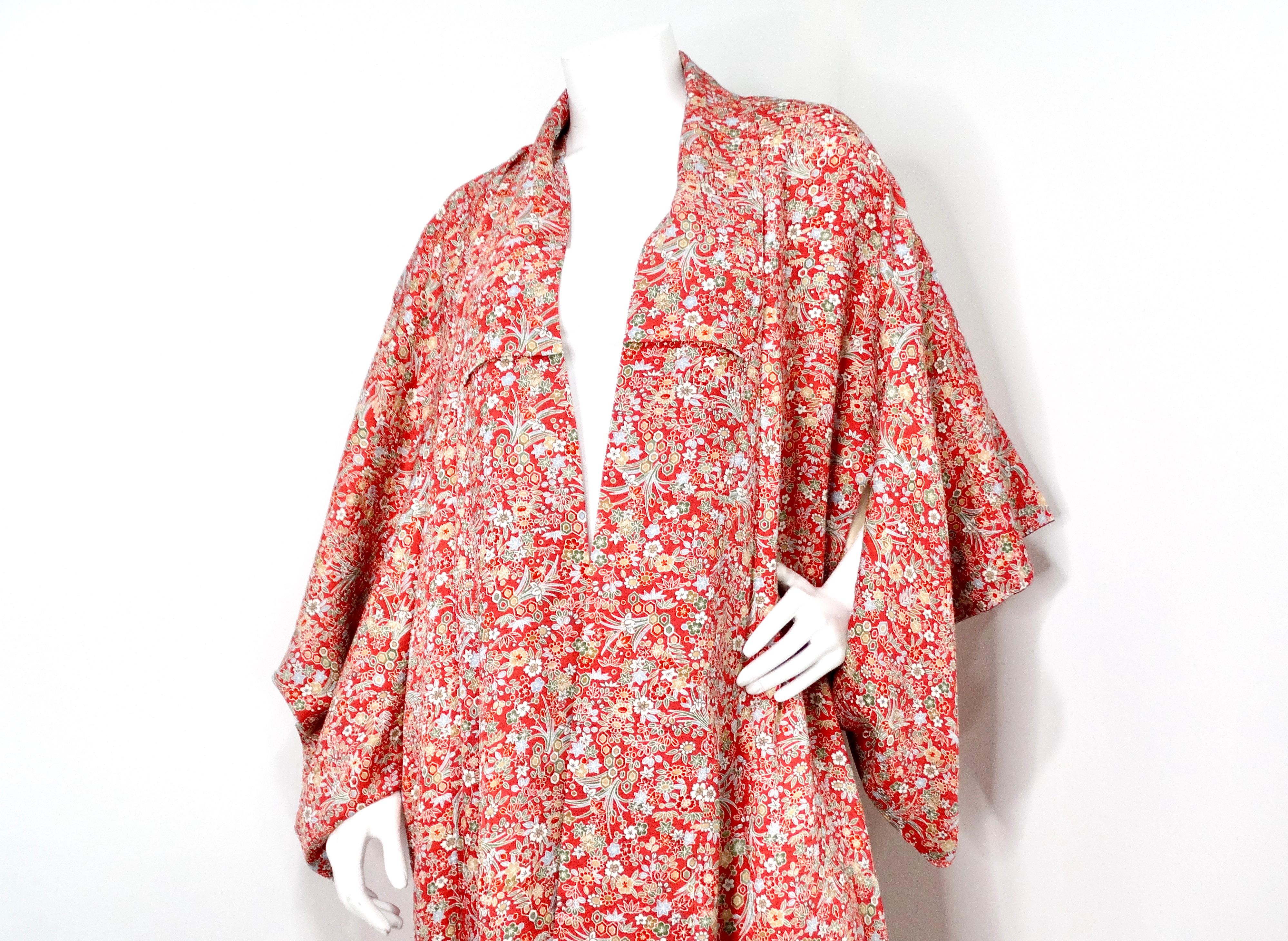 Handgefertigter japanischer Seidenkimono mit rotem Blumendruck, circa 1950er Jahre im Angebot 5