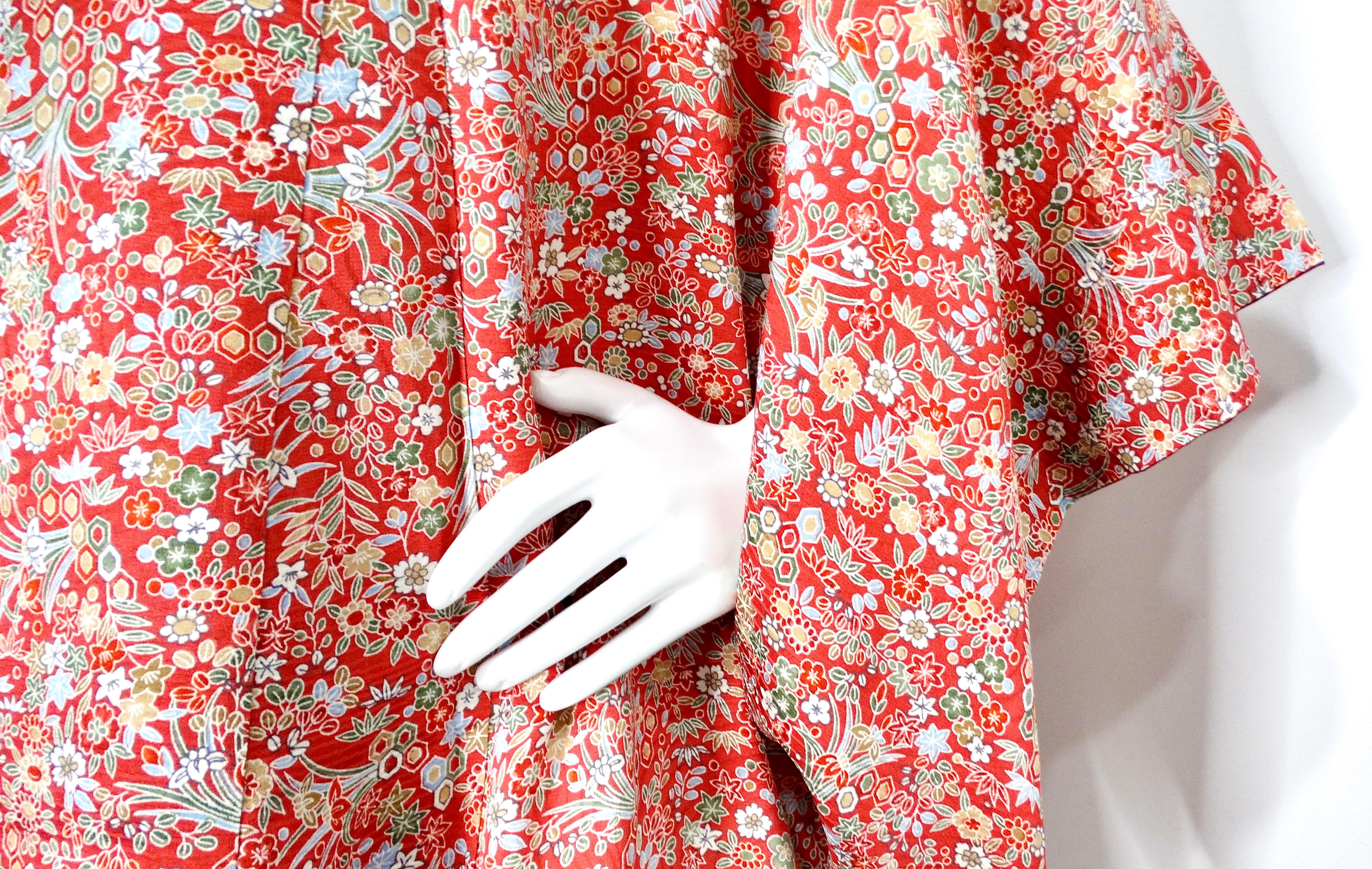 Handgefertigter japanischer Seidenkimono mit rotem Blumendruck, circa 1950er Jahre (Braun) im Angebot