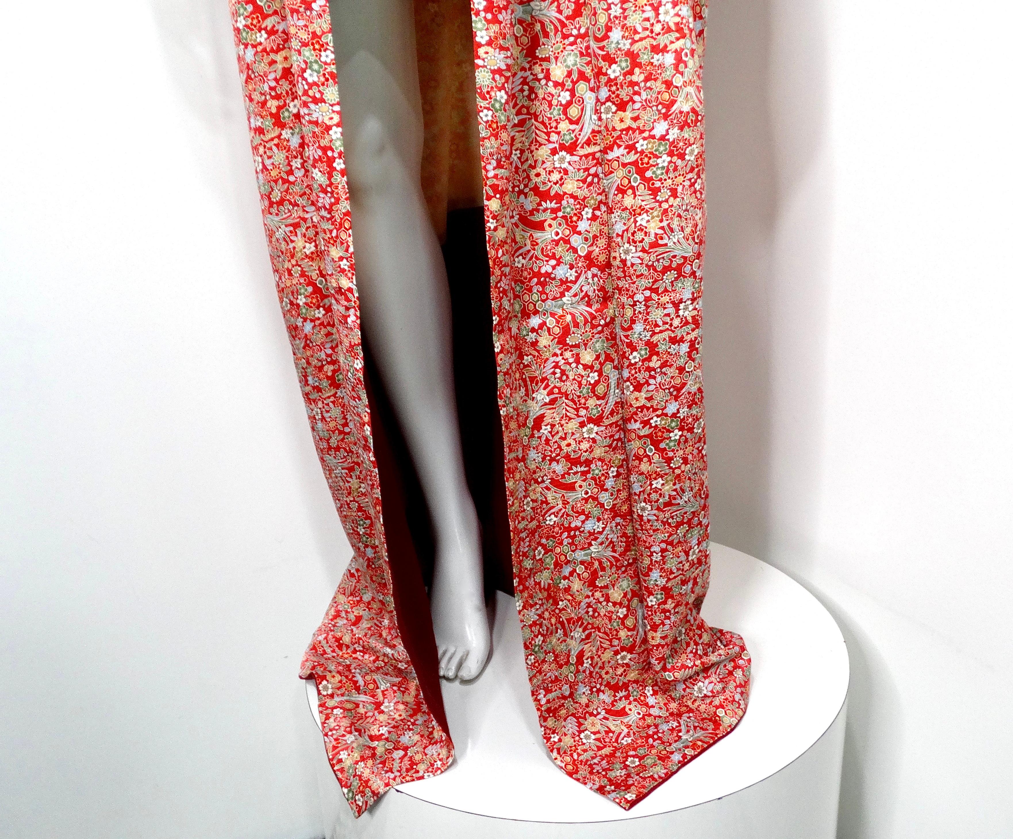 Handgefertigter japanischer Seidenkimono mit rotem Blumendruck, circa 1950er Jahre im Zustand „Gut“ im Angebot in Scottsdale, AZ