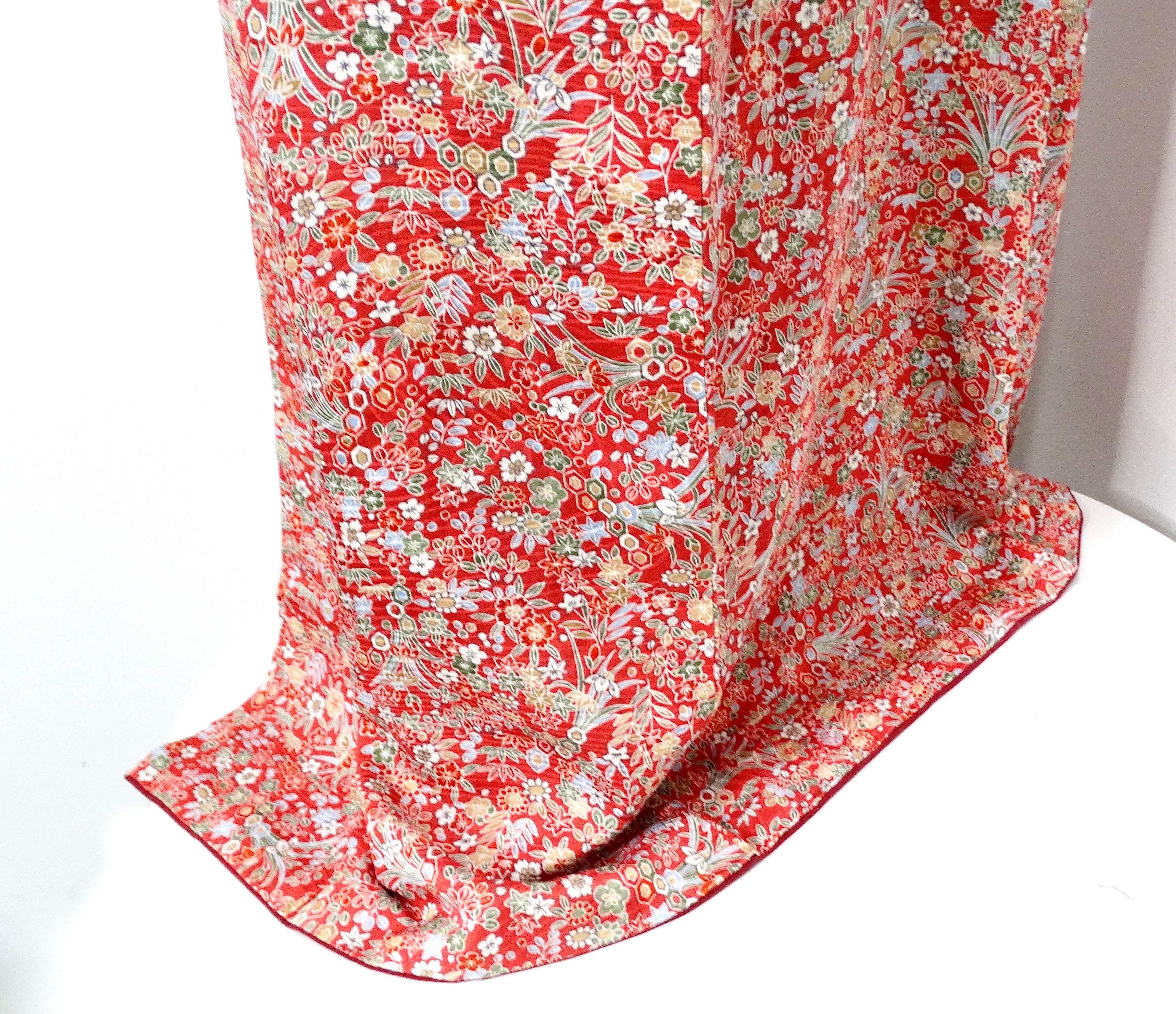 Handgefertigter japanischer Seidenkimono mit rotem Blumendruck, circa 1950er Jahre Damen im Angebot