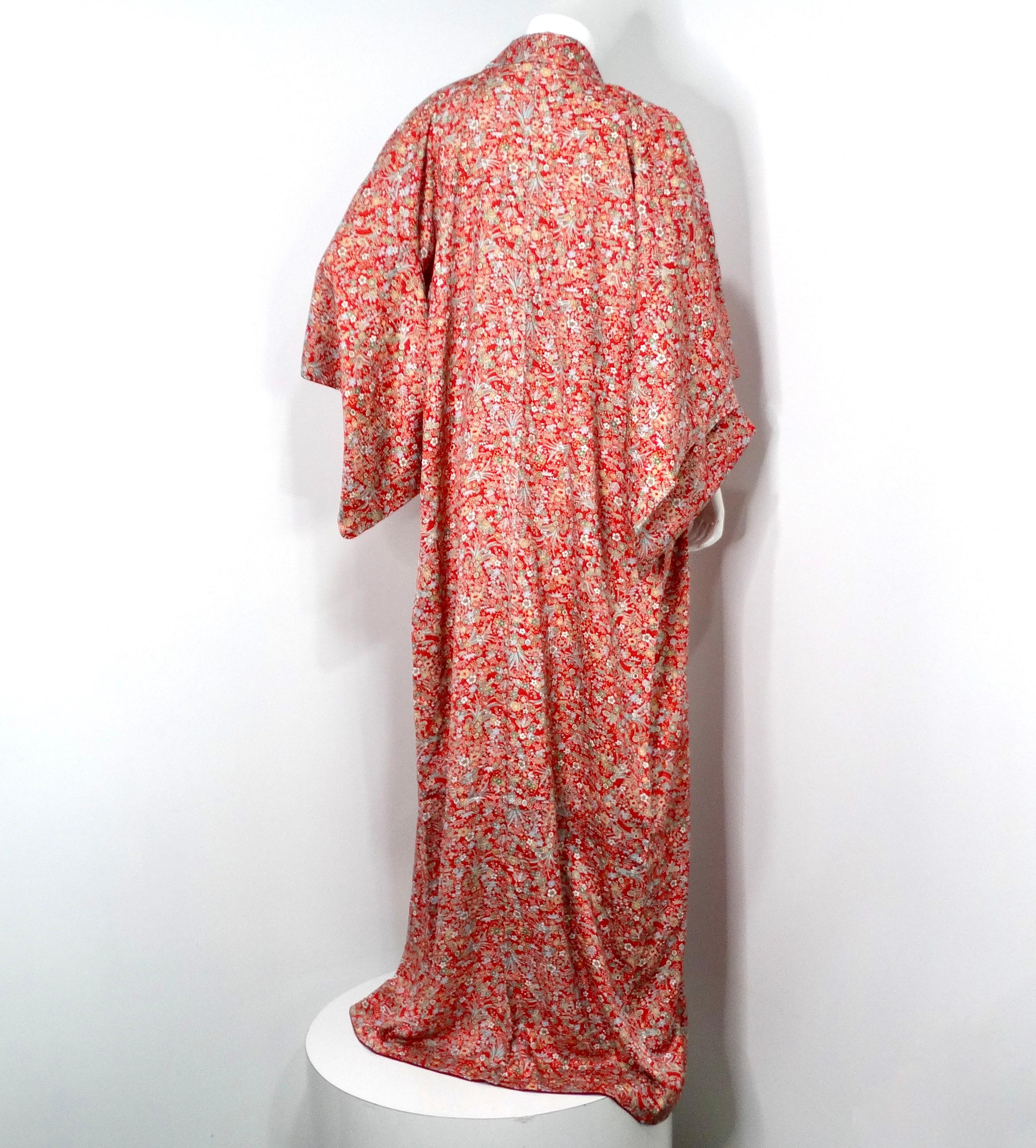 Handgefertigter japanischer Seidenkimono mit rotem Blumendruck, circa 1950er Jahre im Angebot 1