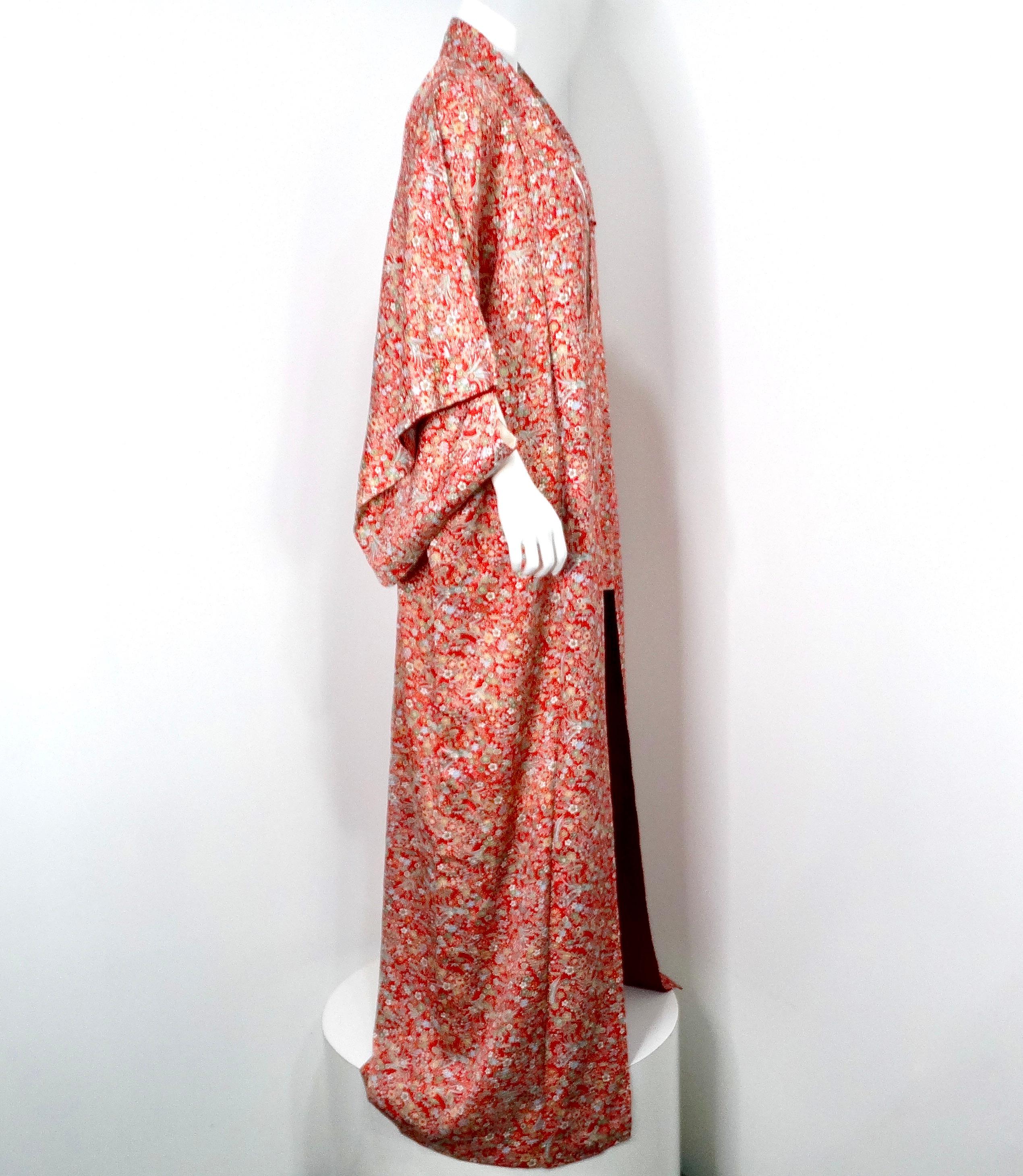 Handgefertigter japanischer Seidenkimono mit rotem Blumendruck, circa 1950er Jahre im Angebot 2