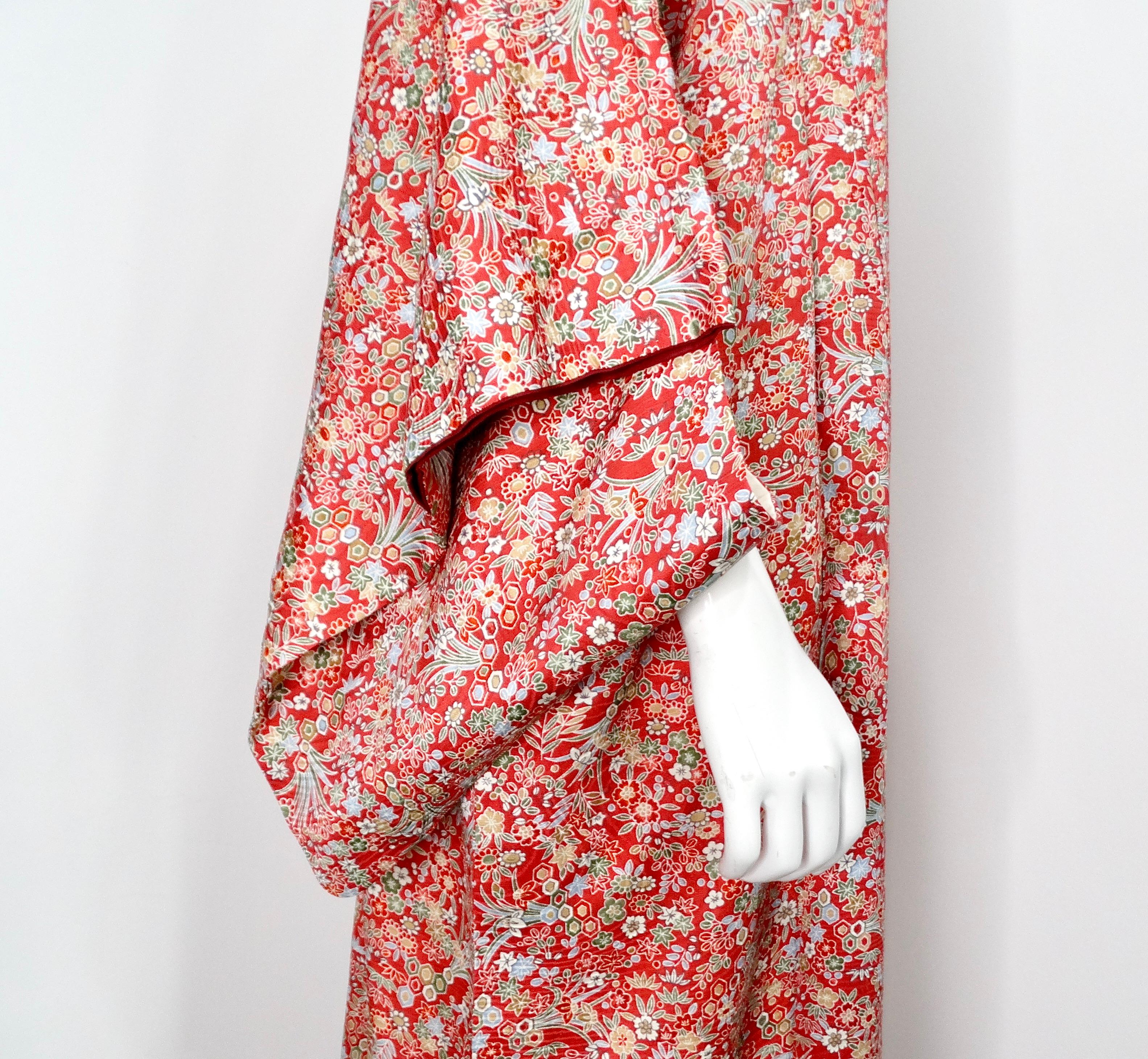 Handgefertigter japanischer Seidenkimono mit rotem Blumendruck, circa 1950er Jahre im Angebot 3