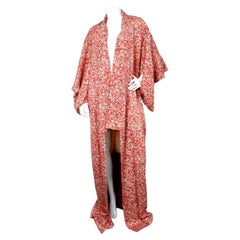 Kimono en soie imprimé floral rouge fait main au Japon, circa 1950