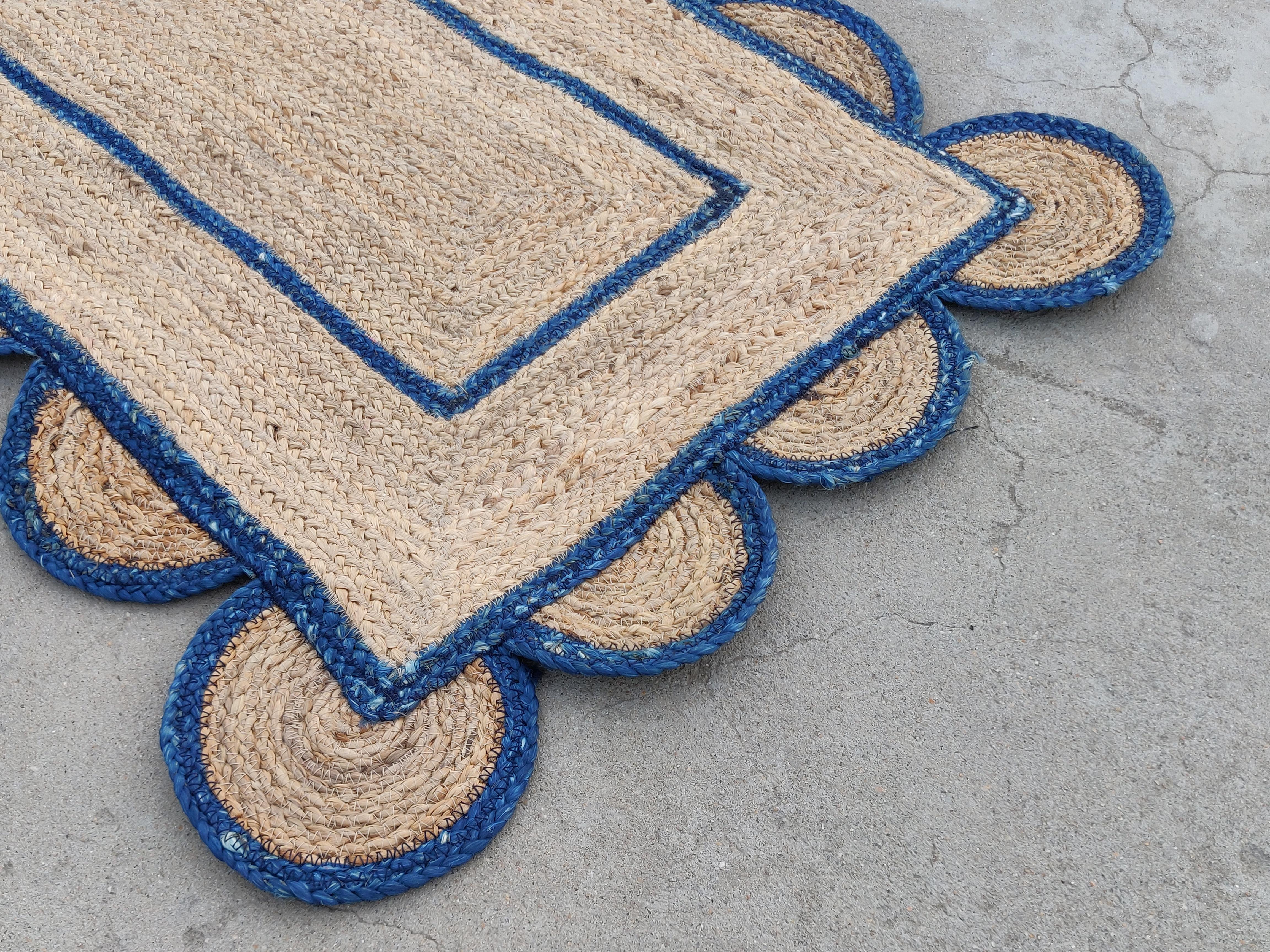 Handgefertigter flacher Jute-Teppich mit Flachgewebe, 2x3 Jute-Blauer Rand mit Wellenschliff, indischer Dhurrie (Moderne der Mitte des Jahrhunderts) im Angebot