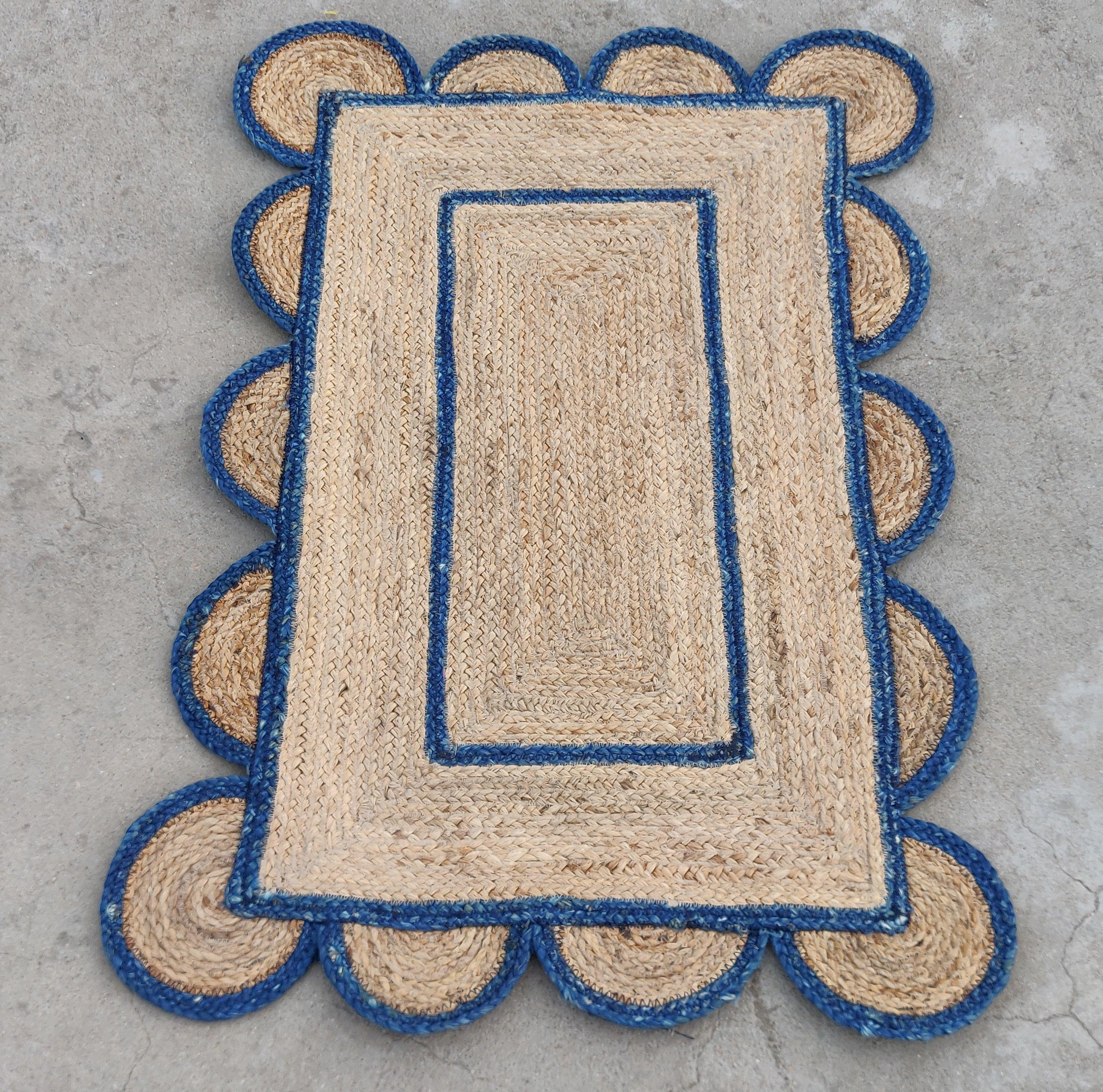 Handgefertigter flacher Jute-Teppich mit Flachgewebe, 2x3 Jute-Blauer Rand mit Wellenschliff, indischer Dhurrie (Indisch) im Angebot
