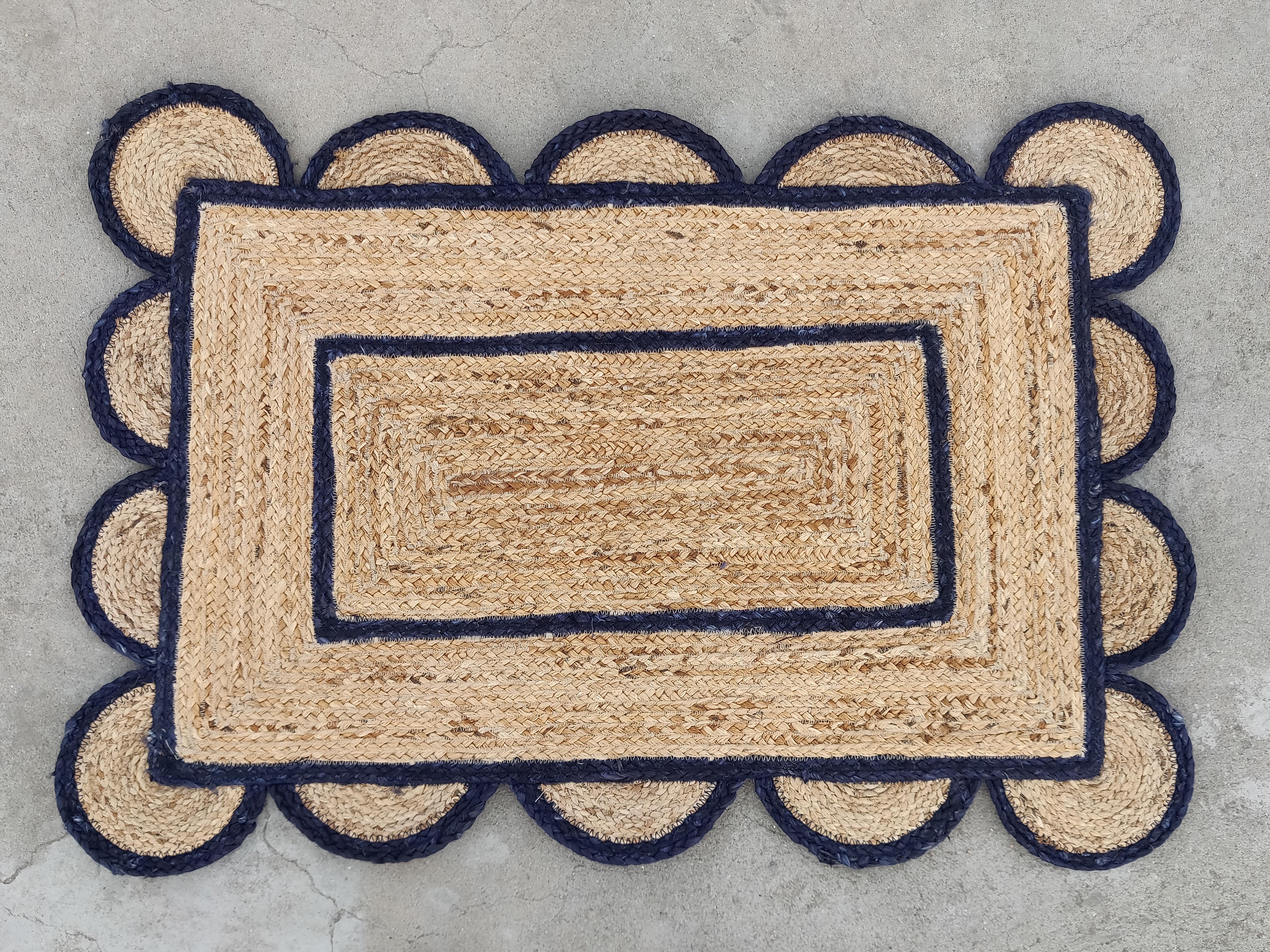 Handmade Jute Area Flat Weave Rug, 2x3 Jute Blue Border Scalloped Indian Dhurrie In New Condition For Sale In Jaipur, IN