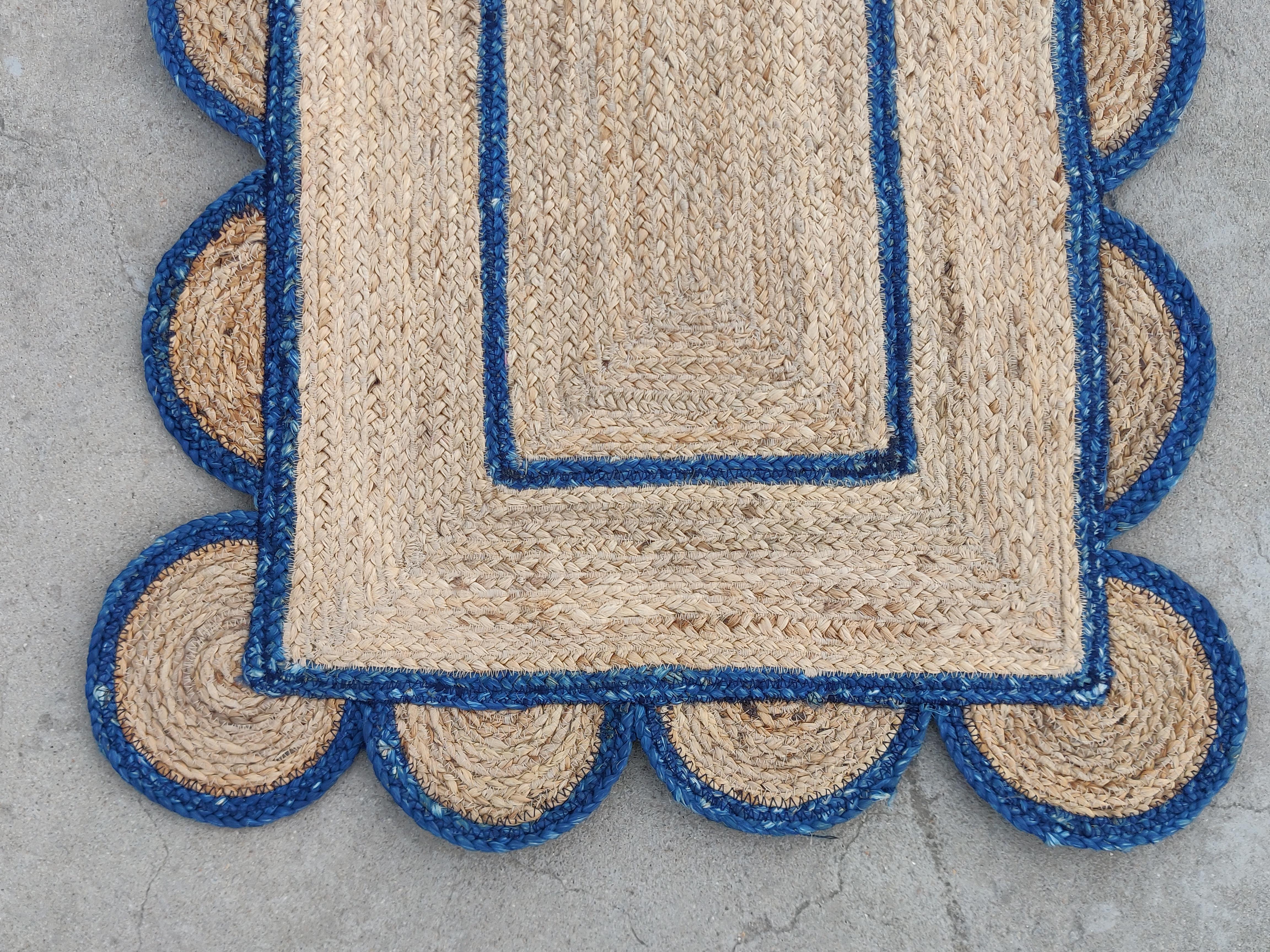Handmade Jute Area Flat Weave Rug, 2x3 Jute Blue Border Scalloped Indian Dhurrie In New Condition For Sale In Jaipur, IN