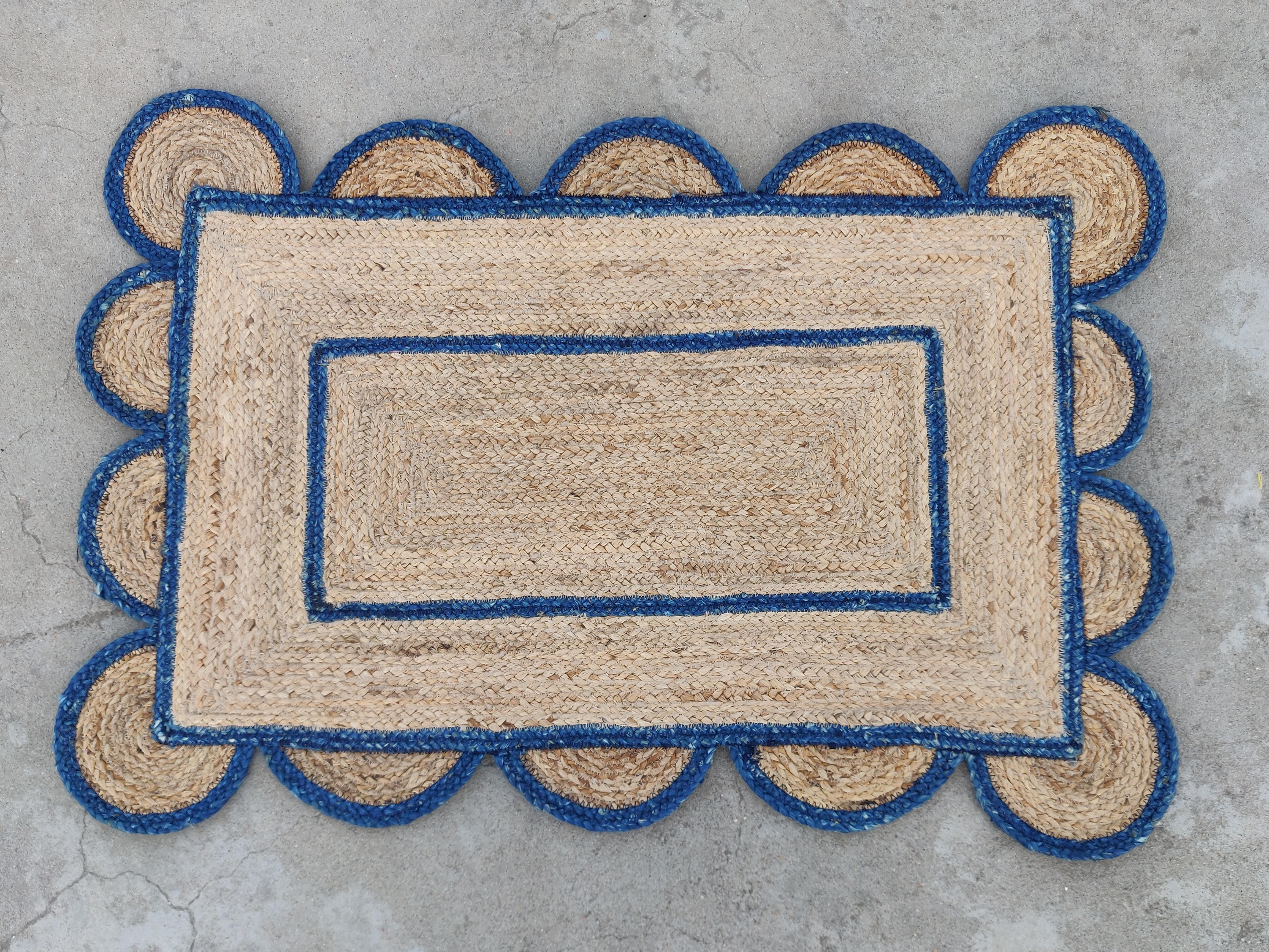 Handgefertigter flacher Jute-Teppich mit Flachgewebe, 2x3 Jute-Blauer Rand mit Wellenschliff, indischer Dhurrie im Zustand „Neu“ im Angebot in Jaipur, IN