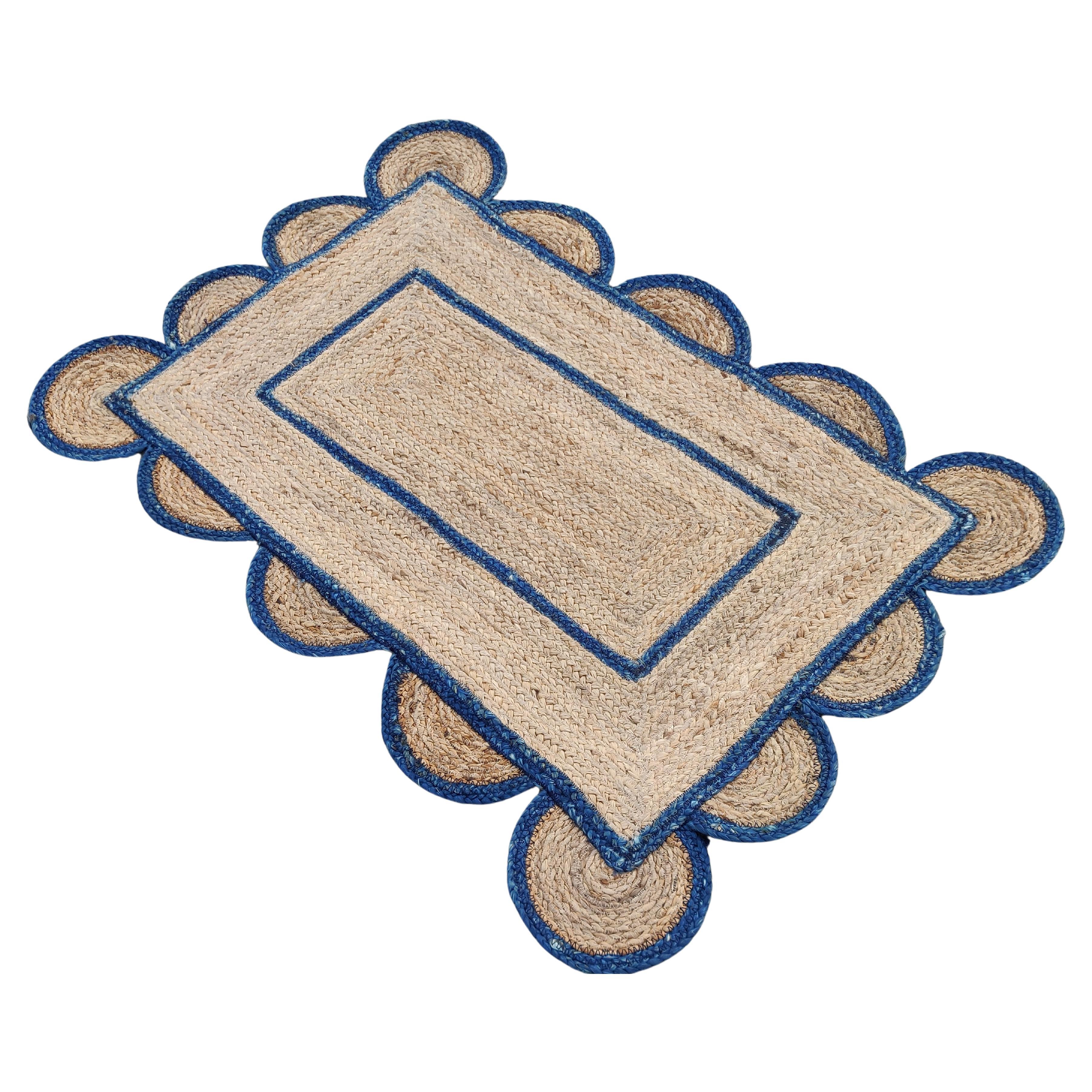 Handgefertigter flacher Jute-Teppich mit Flachgewebe, 2x3 Jute-Blauer Rand mit Wellenschliff, indischer Dhurrie im Angebot