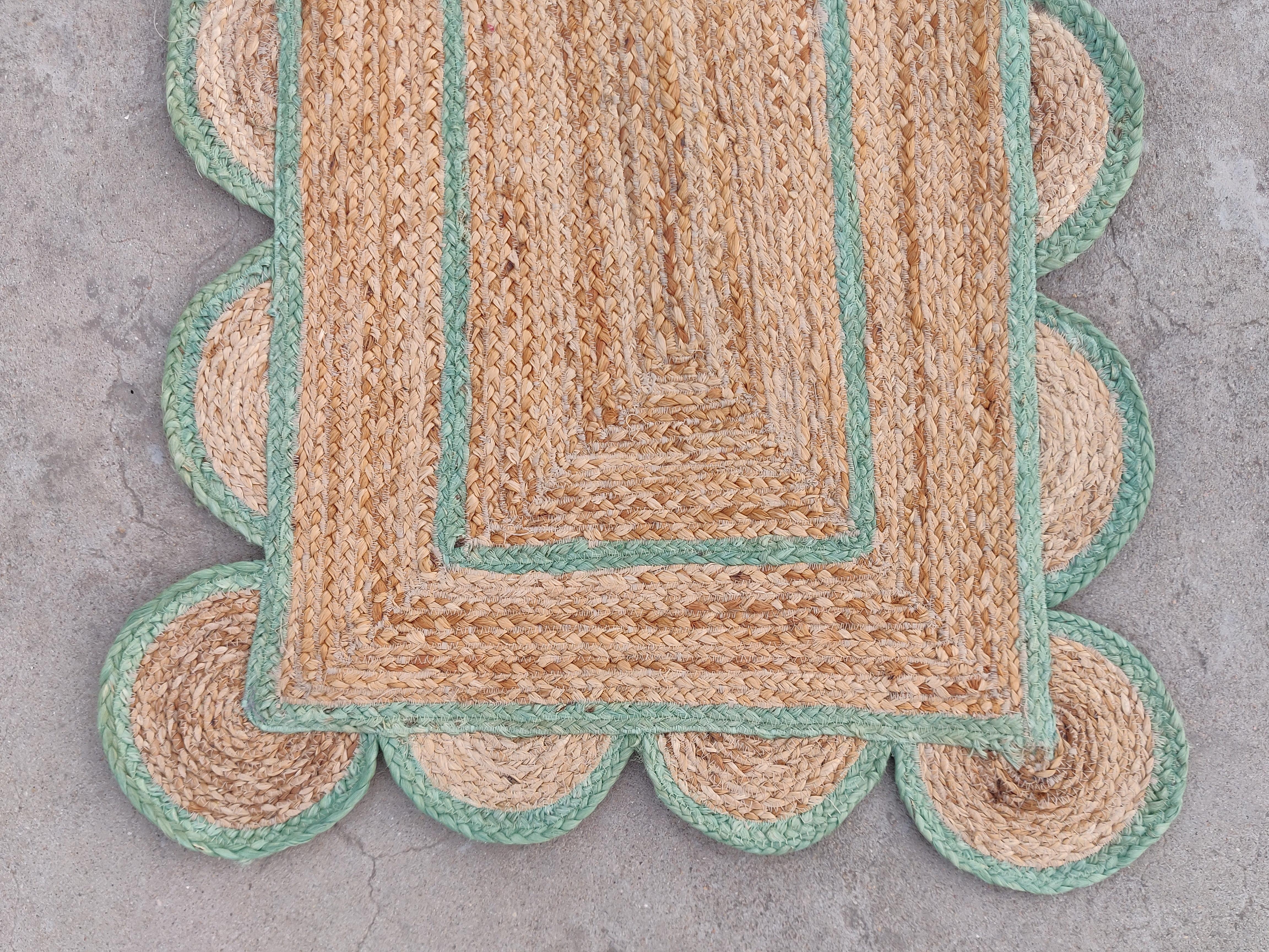 Handmade Jute Area Flat Weave Rug, 2x3 Jute Green Border Scallop Indian Dhurrie In New Condition For Sale In Jaipur, IN