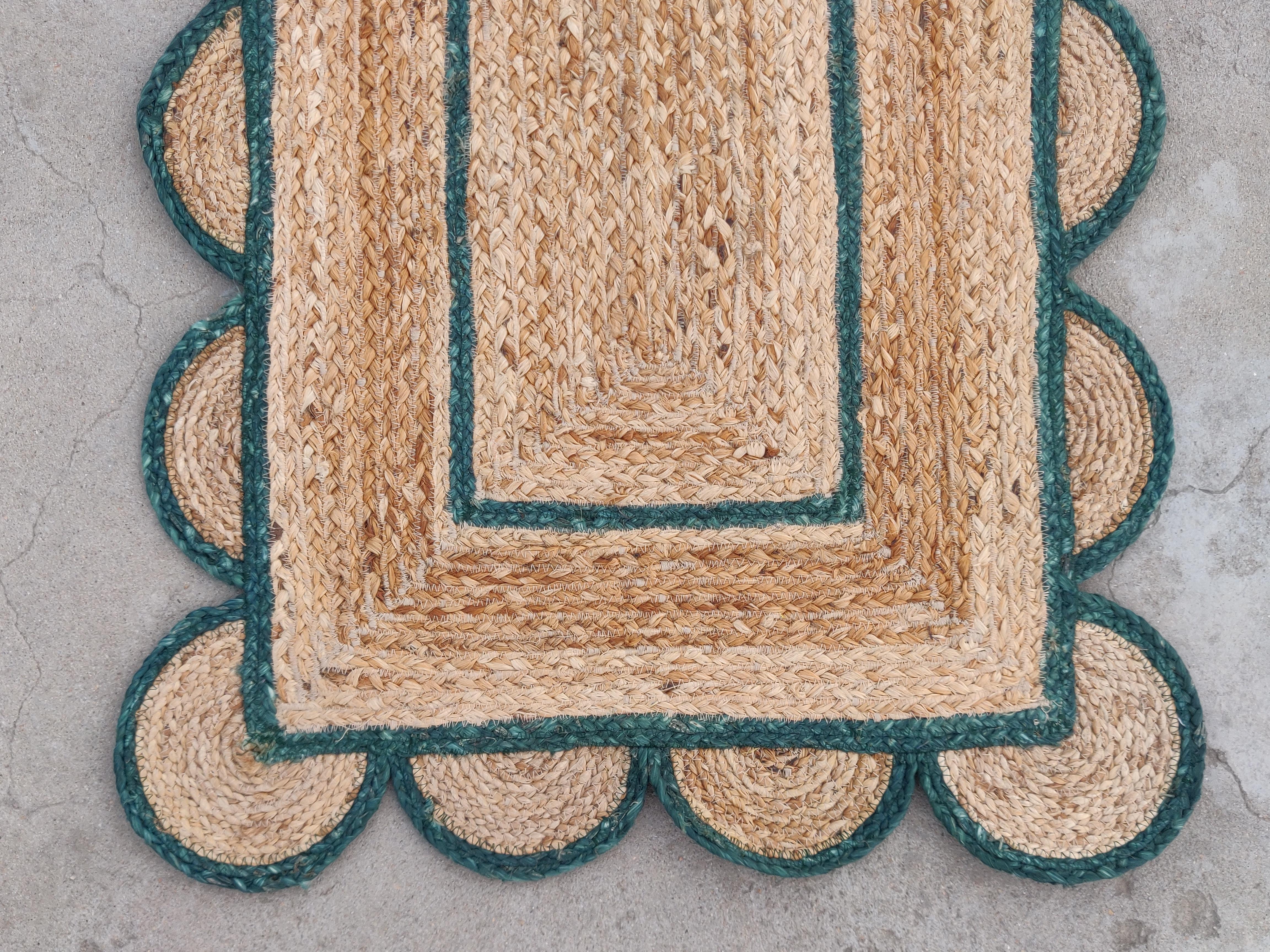 Handmade Jute Area Flat Weave Rug, 2x3 Jute Green Border Scallop Indian Dhurrie In New Condition For Sale In Jaipur, IN
