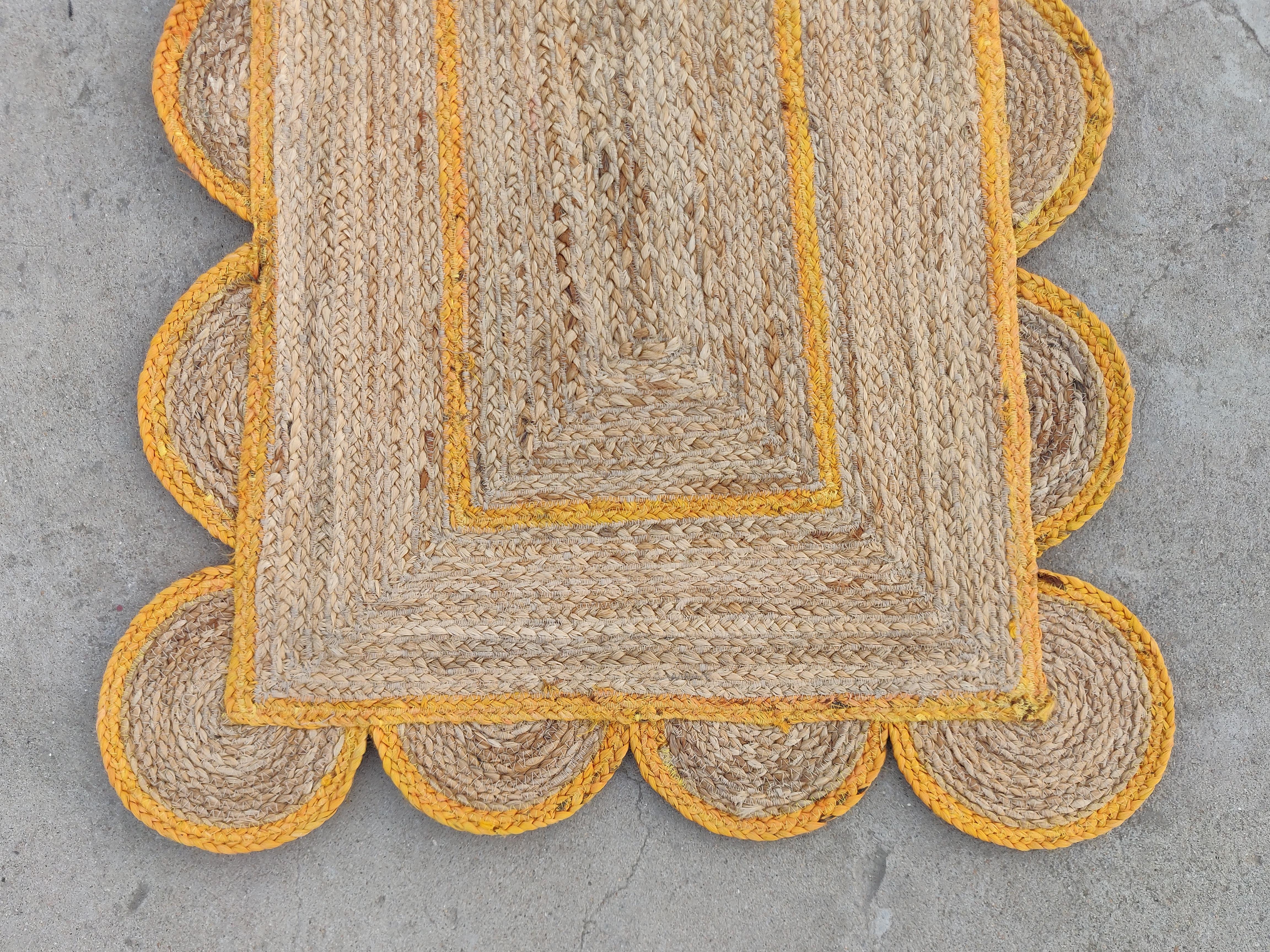 Handmade Jute Area Flat Weave Rug, 2x3 Jute Orange Border Scallop Indian Dhurrie In New Condition For Sale In Jaipur, IN