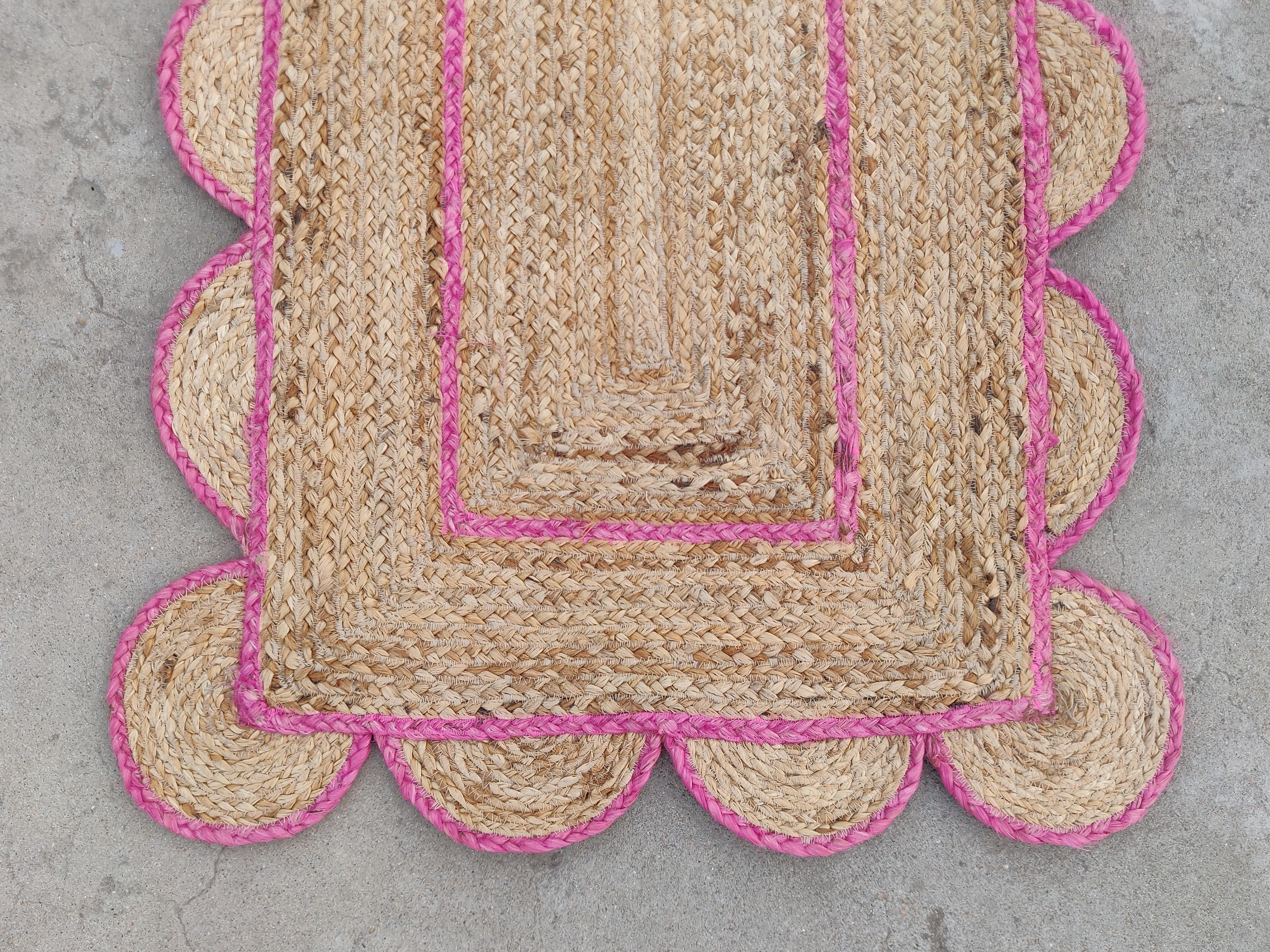 Handmade Jute Area Flat Weave Rug, 2x3 Jute Pink Border Scalloped Indian Dhurrie In New Condition For Sale In Jaipur, IN