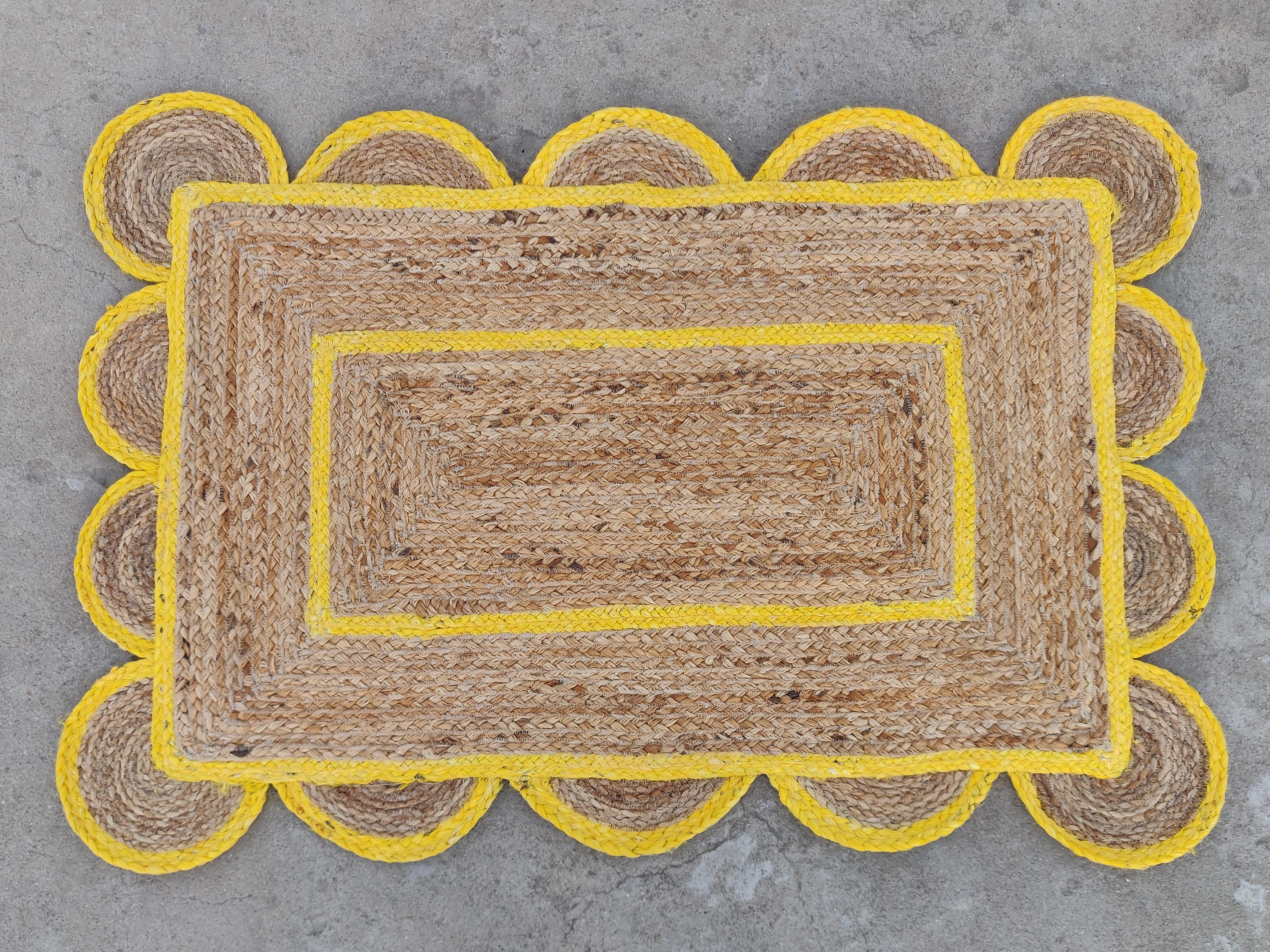 Handmade Jute Area Flat Weave Rug, 2x3 Jute Yellow Border Scallop Indian Dhurrie In New Condition For Sale In Jaipur, IN