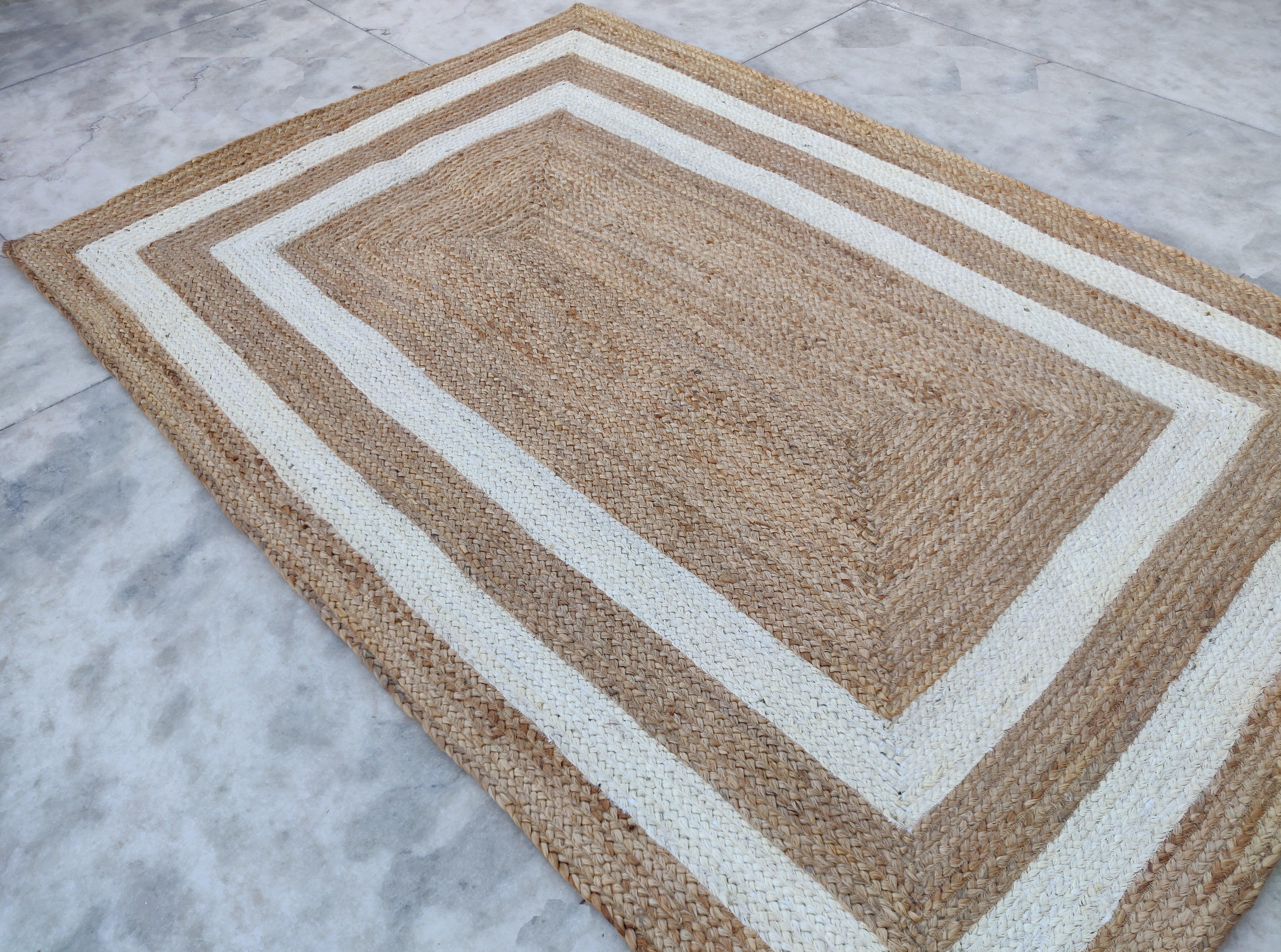 Handgefertigter flacher Jute-Teppich mit Flachgewebe, 4x6 Jute und weißem Rand, indischer Dhurrie im Zustand „Neu“ im Angebot in Jaipur, IN