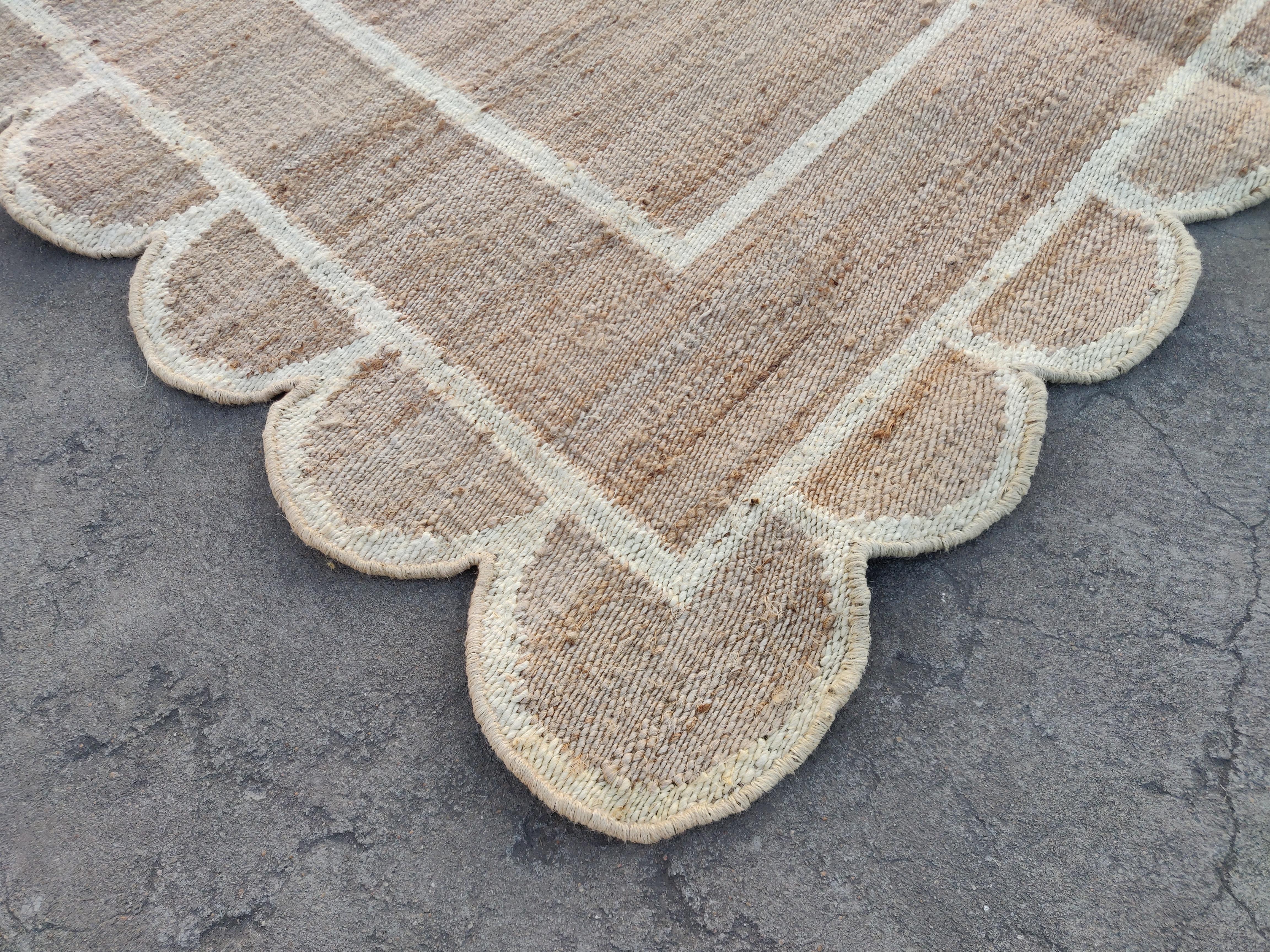 Mid-Century Modern Handmade Jute Area Flat Weave Rug, 4x6 Jute And White Scalloped Indian Dhurrie For Sale