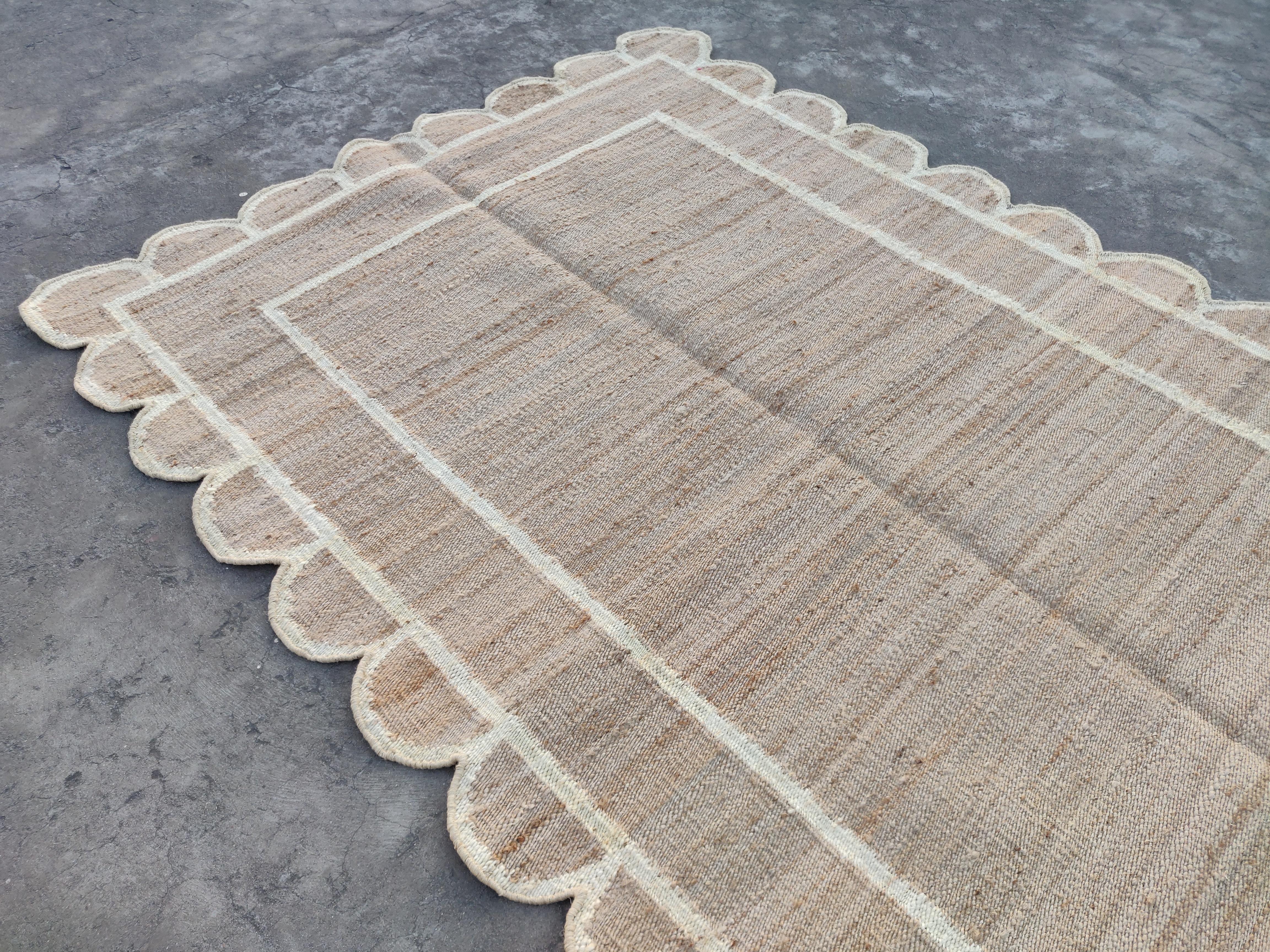 Handmade Jute Area Flat Weave Rug, 4x6 Jute And White Scalloped Indian Dhurrie In New Condition For Sale In Jaipur, IN