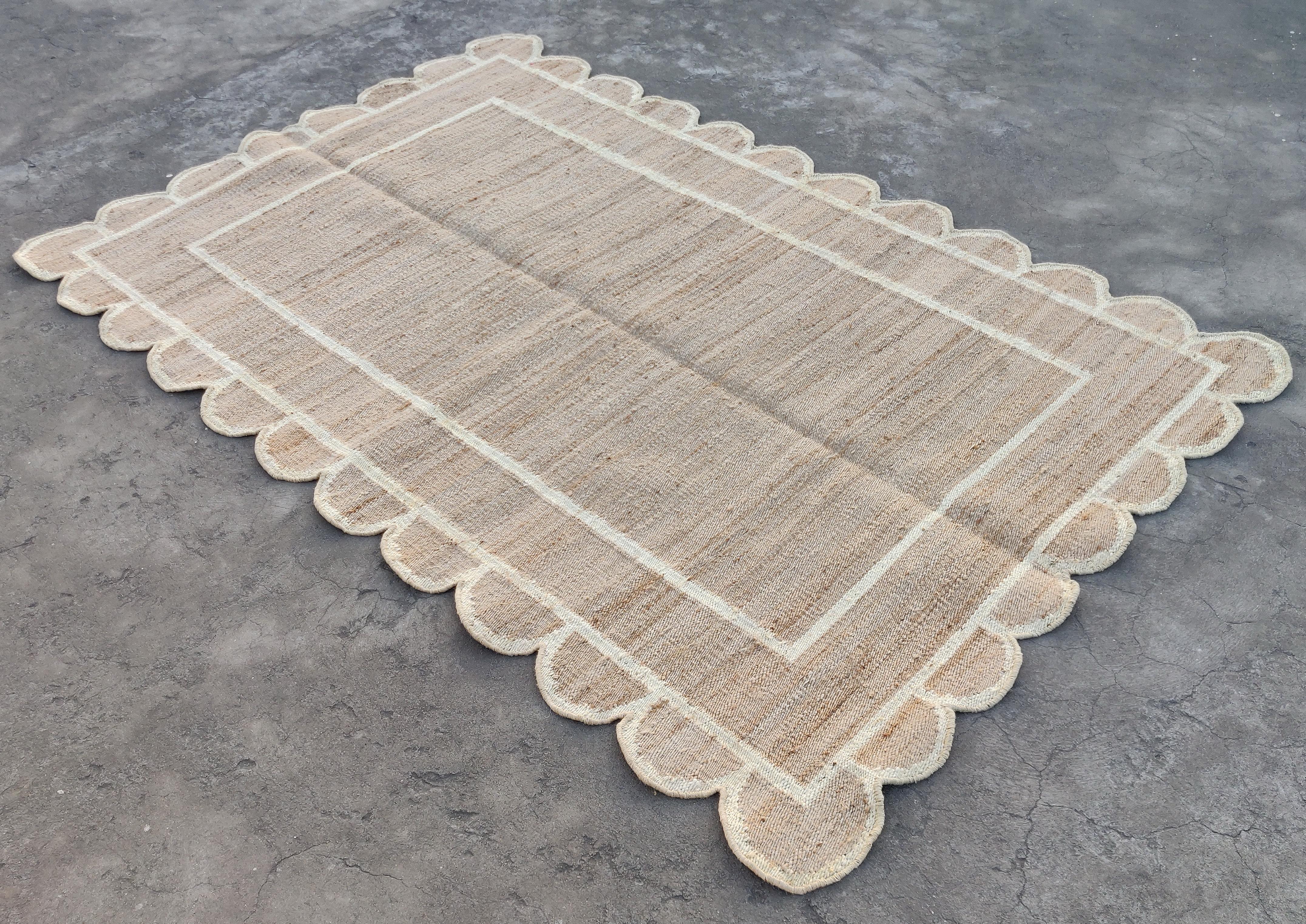 Handmade Jute Area Flat Weave Rug, 4x6 Jute And White Scalloped Indian Dhurrie For Sale 2
