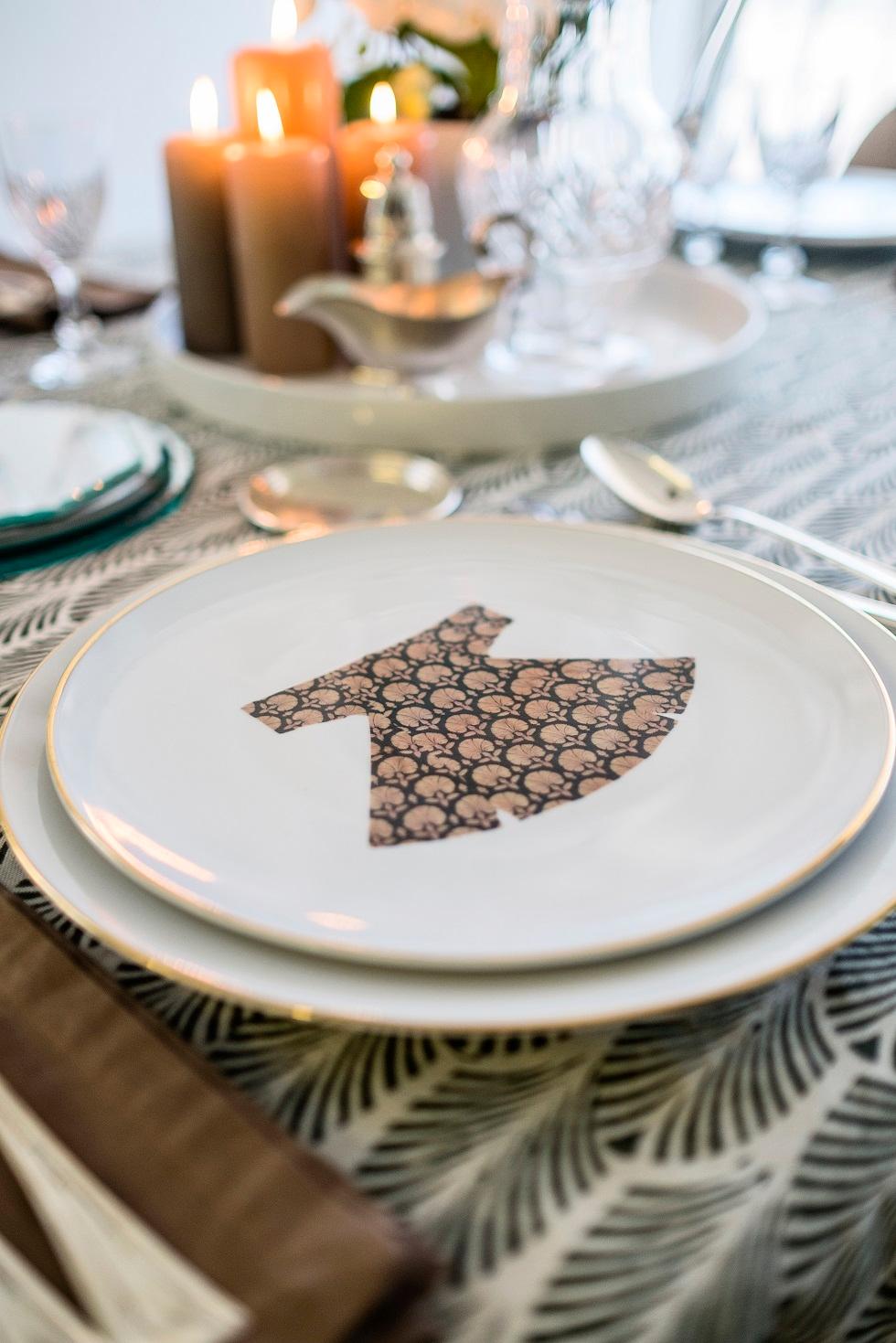 La elegancia de los caftanes se traduce, gracias a Les Ottomans, en una colección de vajilla única. Estos platos de porcelana se fabrican en Italia y el borde dorado ha sido aplicado a mano por artesanos italianos.
Una forma especial de vestir tu