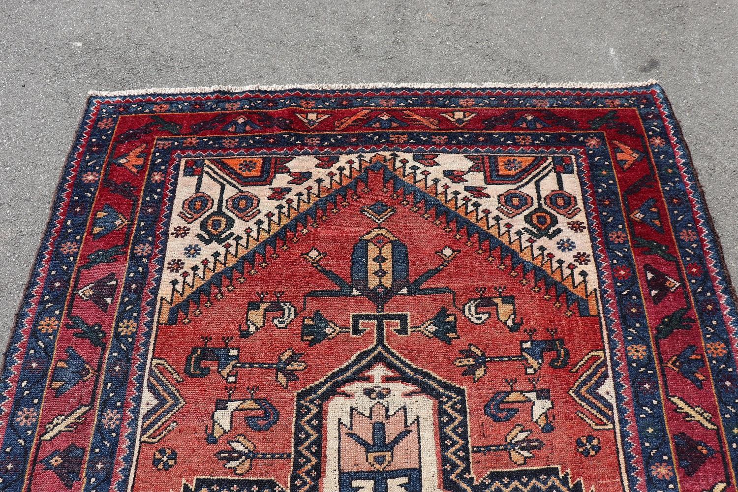 Belle pièce du 20ème siècle ( 1930s circa)  tapis caucasien kazak fait à la main en laine. Ce fantastique tapis est dans la couleur principale rouge avec un motif de médaillons centraux avec des décorations géométriques. Utilisé, bonnes