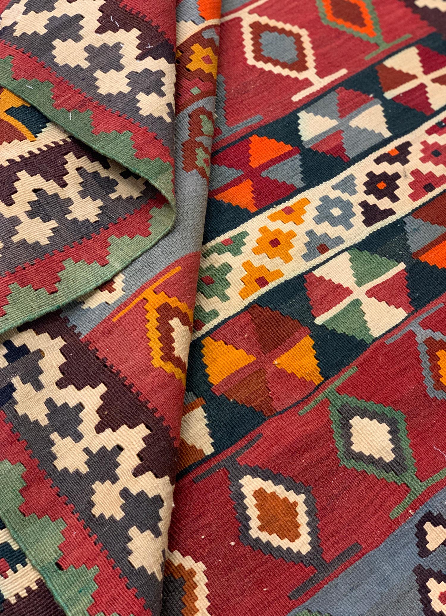 Handgefertigter handgefertigter Kelim-Teppich aus antiker Wolle, traditioneller gestreifter Stammes-Kelim-Teppich (Moderne der Mitte des Jahrhunderts) im Angebot