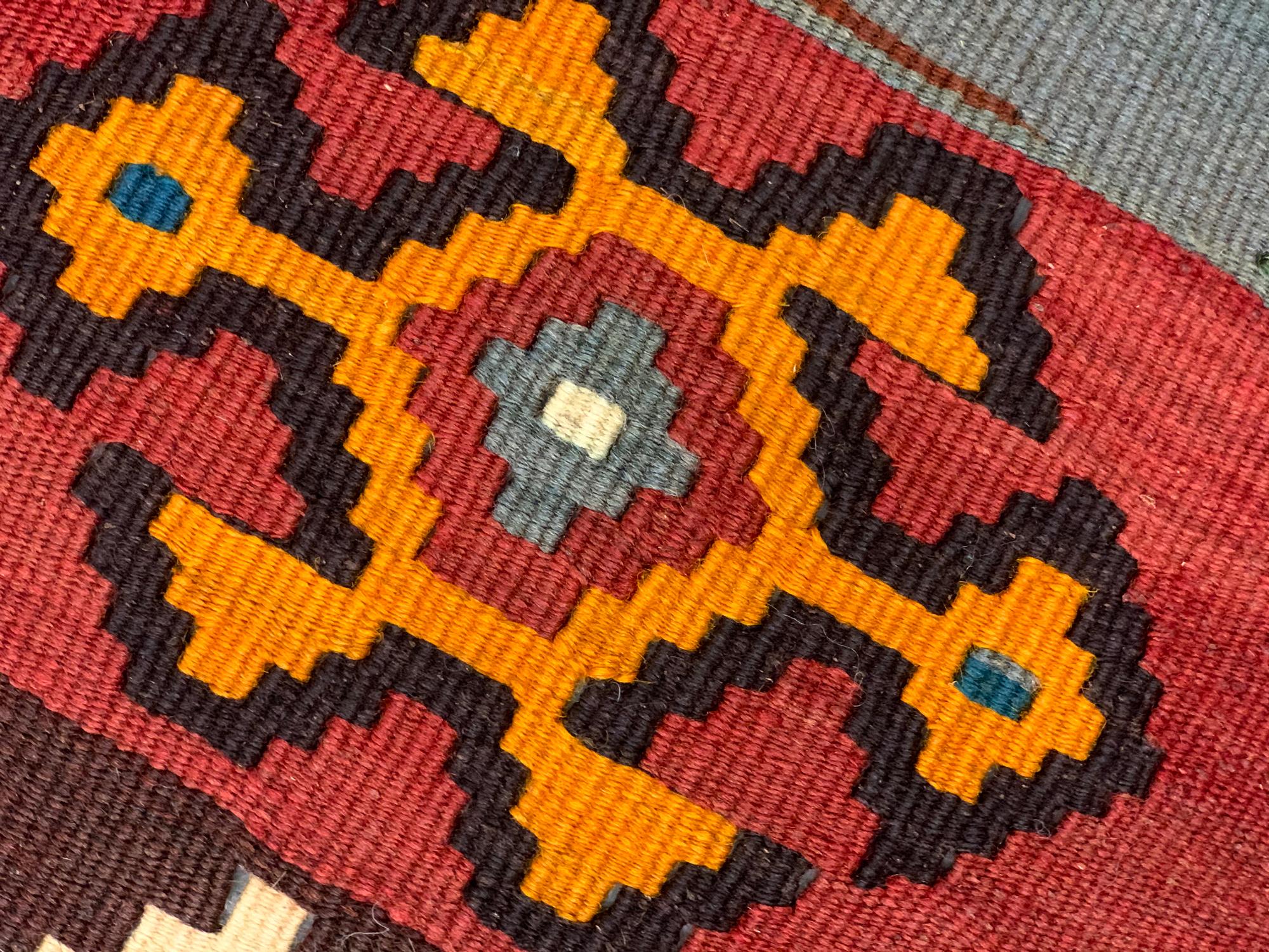 Handgefertigter handgefertigter Kelim-Teppich aus antiker Wolle, traditioneller gestreifter Stammes-Kelim-Teppich (Aserbaidschanisch) im Angebot